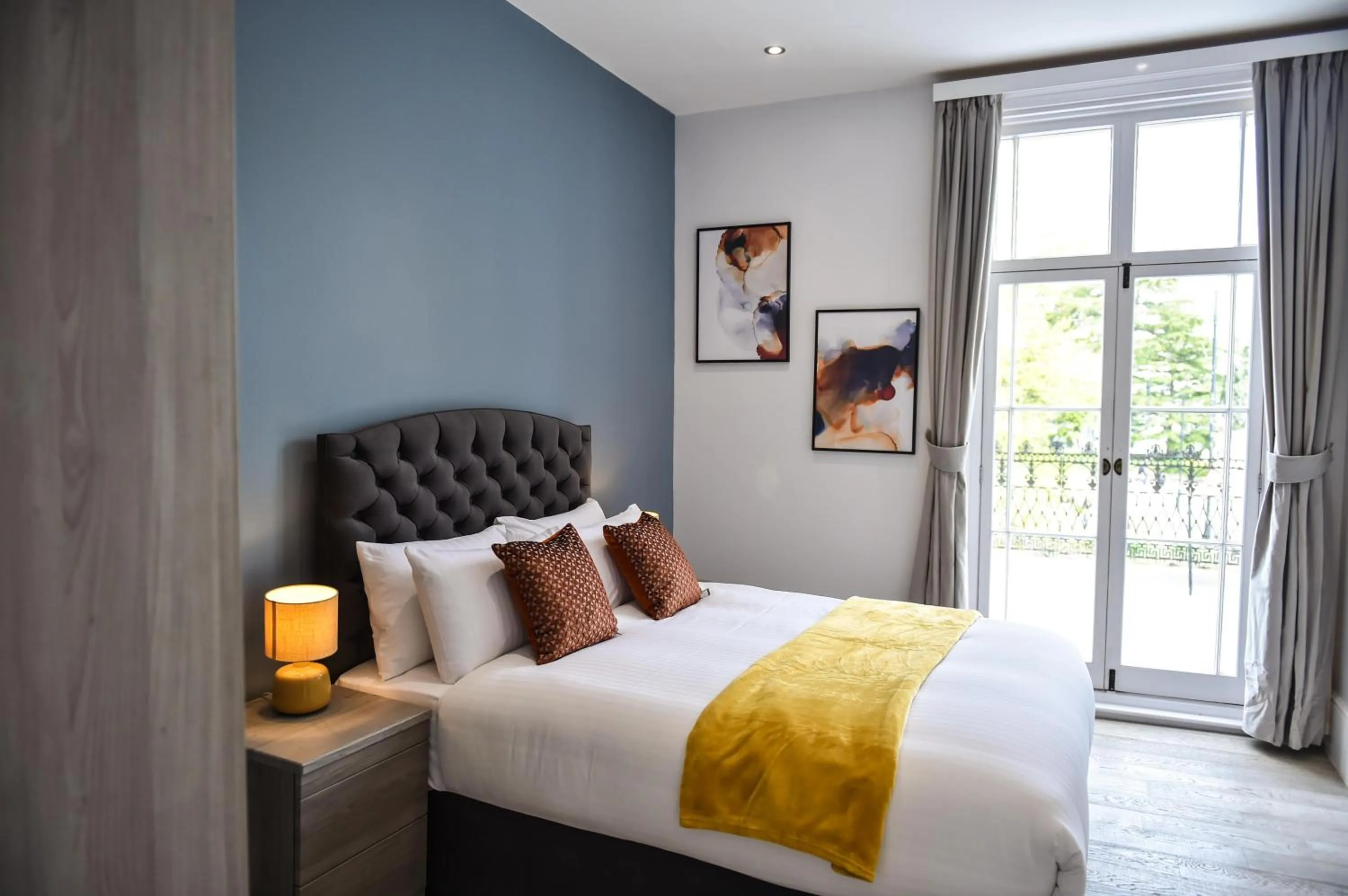 Balcony/Terrace, Bed in Victoria Colonnade Aparthotel