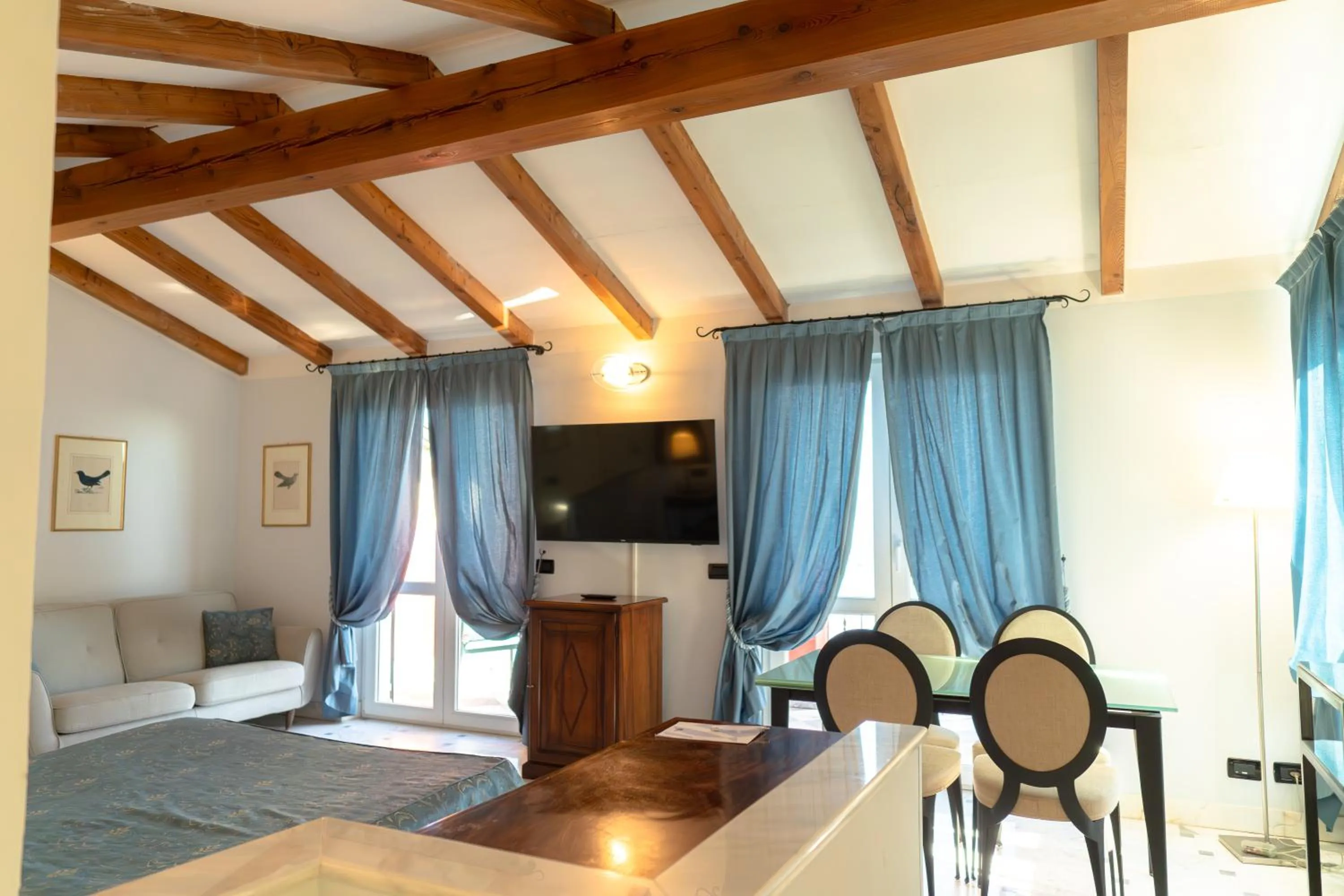 Photo of the whole room, Bed in Le Ville Relais