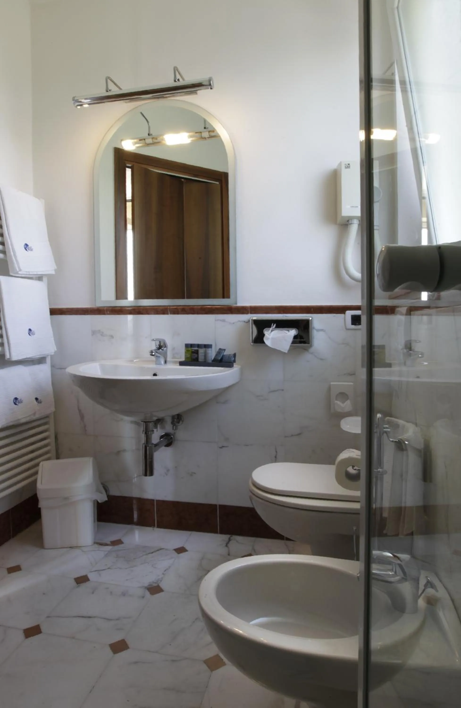 Shower in Le Ville Relais