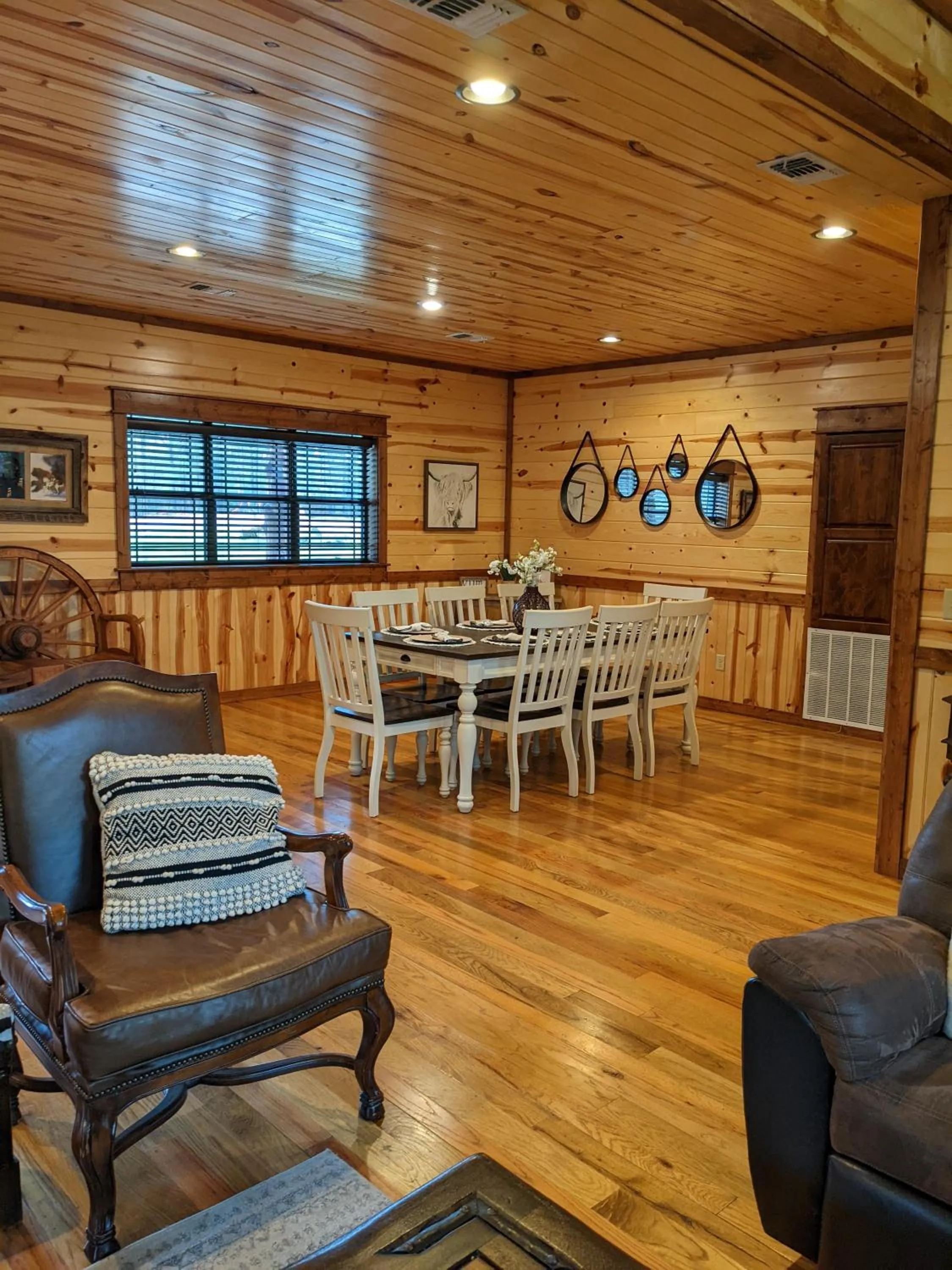 Dinner in Stone Mountain Lodge 5000sqft 6 Bed Game Room Pool Table Hot Tub