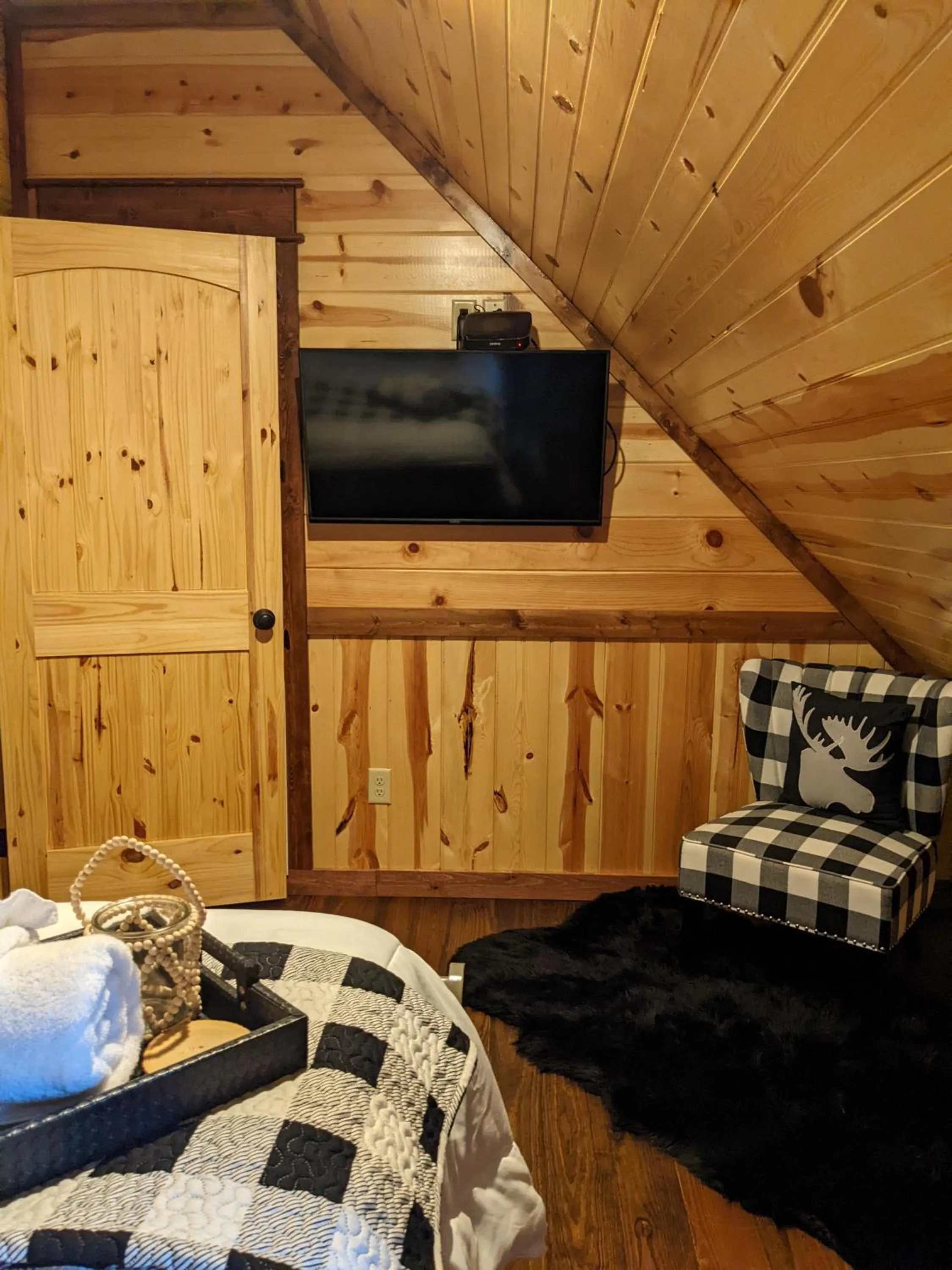 Bed in Stone Mountain Lodge 5000sqft 6 Bed Game Room Pool Table Hot Tub