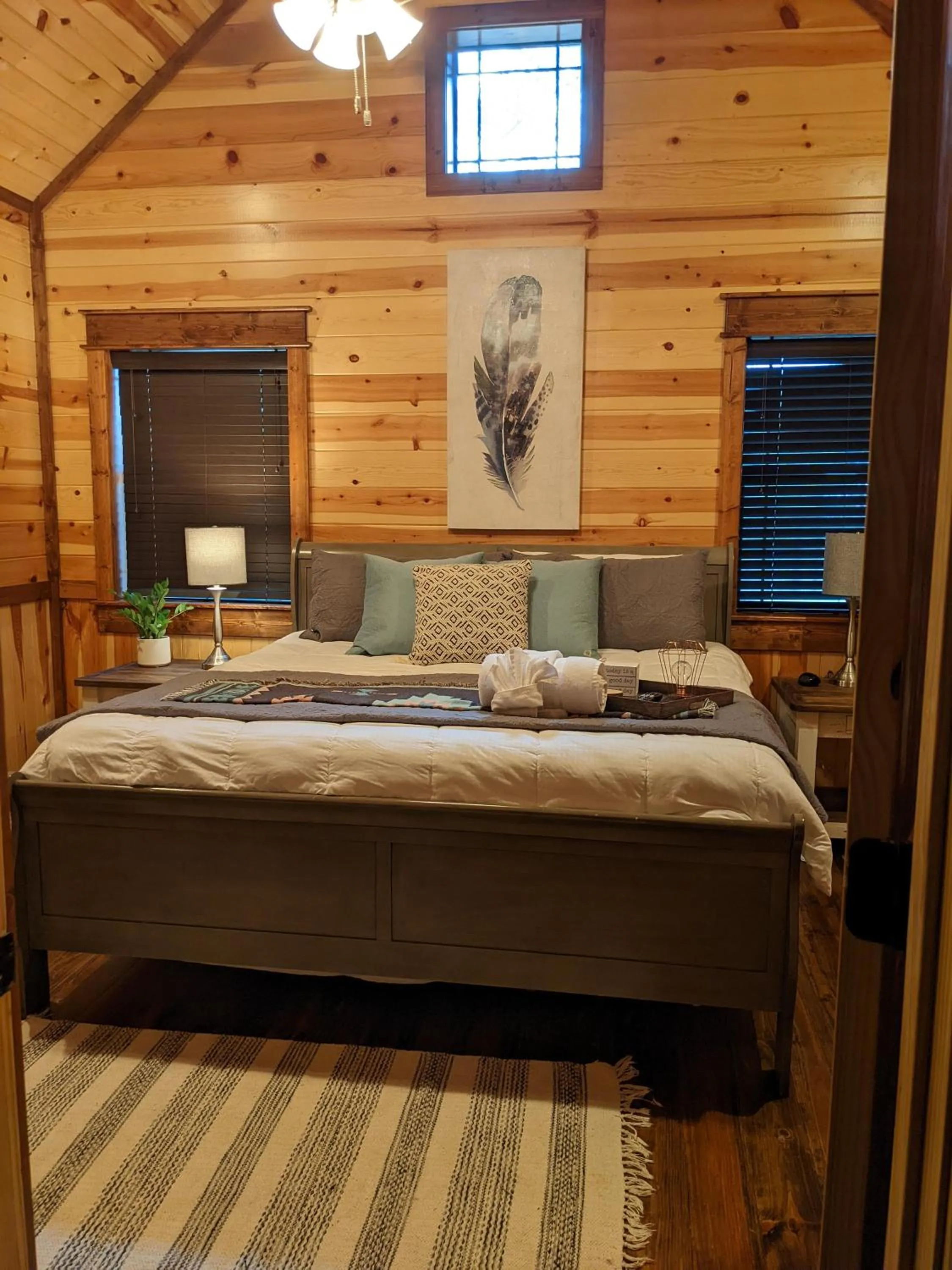 Bed in Stone Mountain Lodge 5000sqft 6 Bed Game Room Pool Table Hot Tub