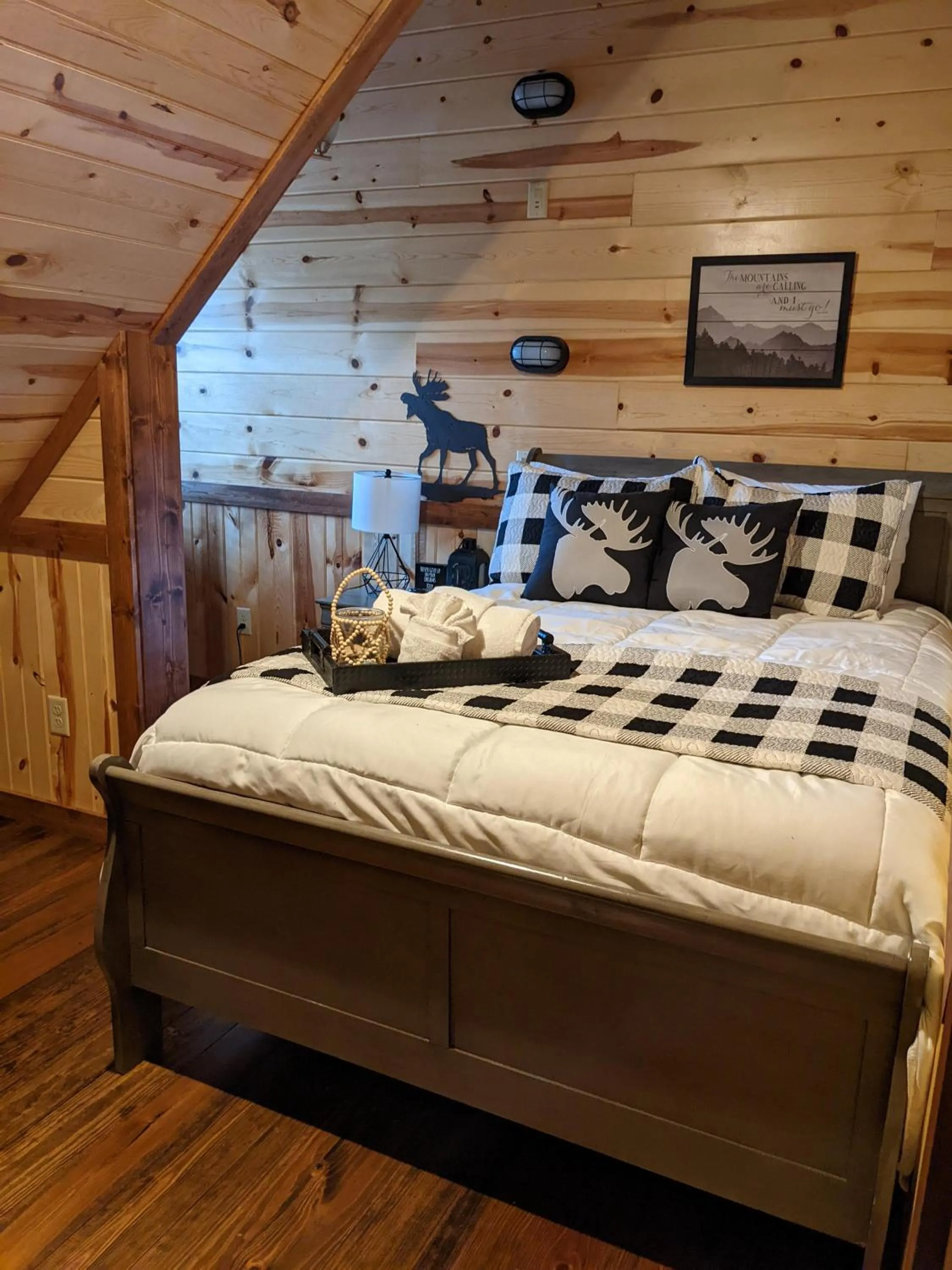 Bed in Stone Mountain Lodge 5000sqft 6 Bed Game Room Pool Table Hot Tub