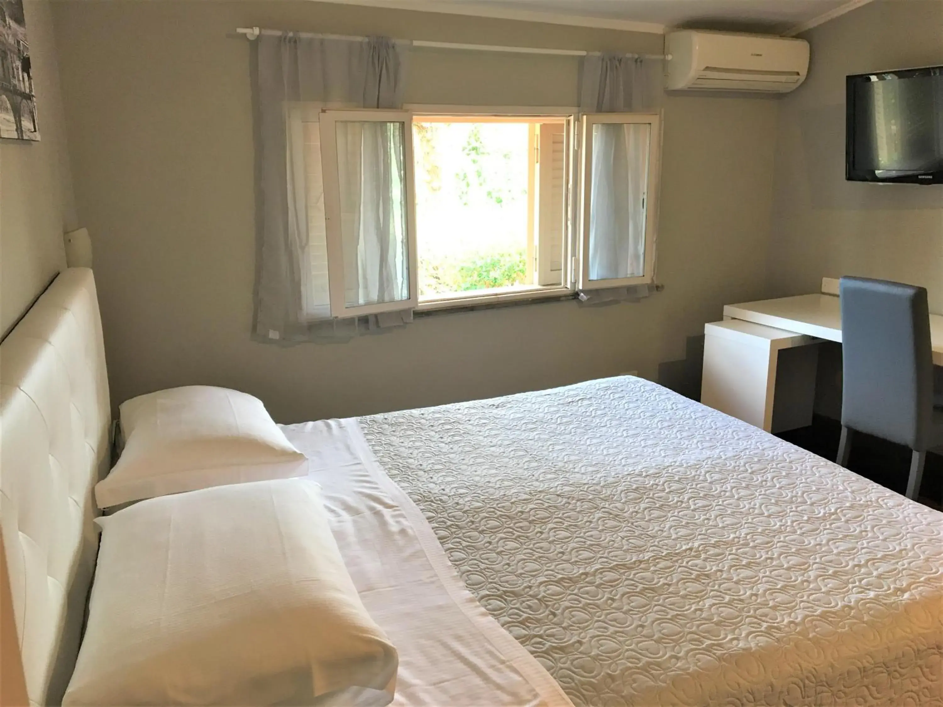 Bedroom, Bed in Orto Di Roma Bedroom, Bed in Orto Di Roma