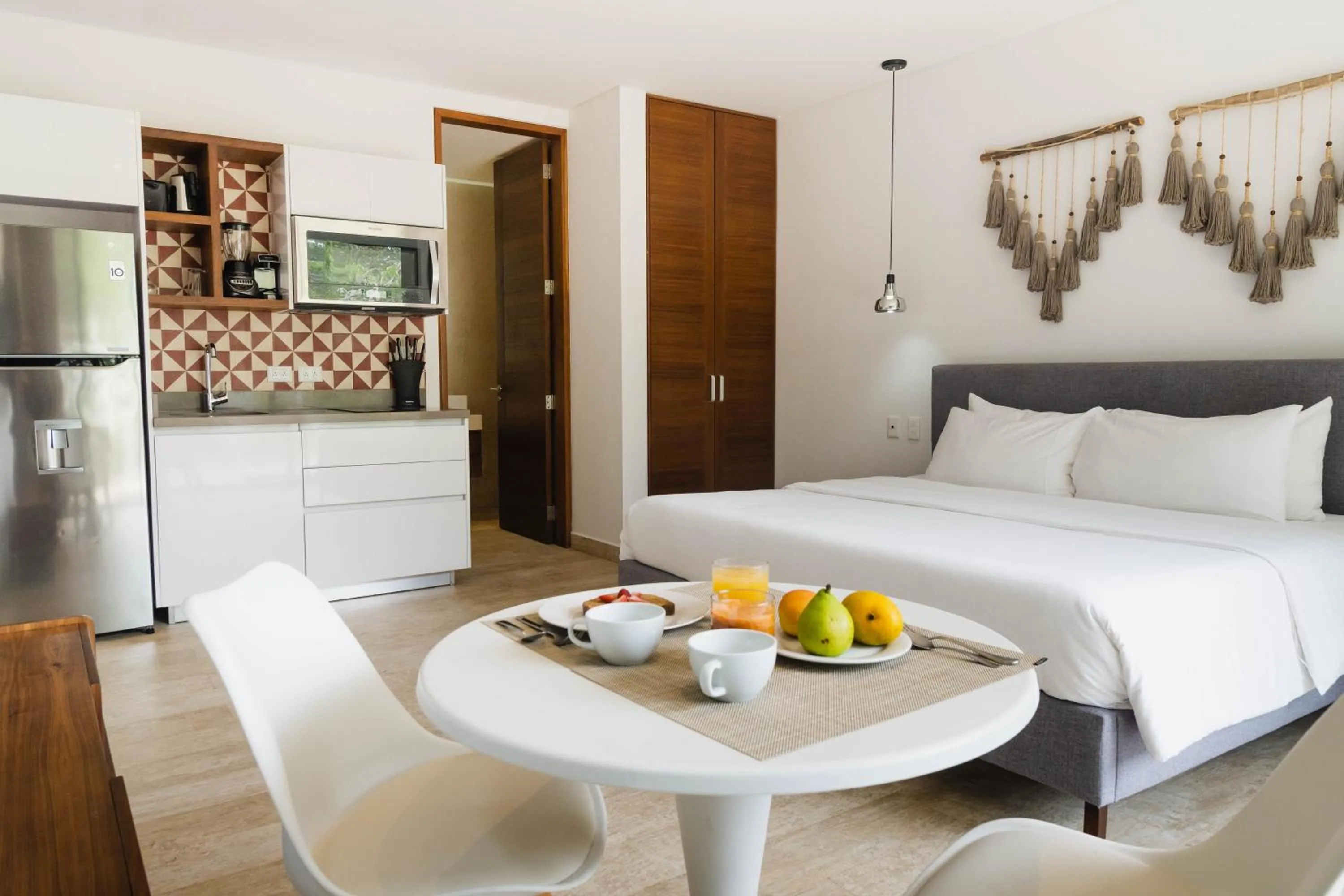 Dining area, Bed in Central Park ModernStudio, Gym, Spa, Wi-Fi, cowork