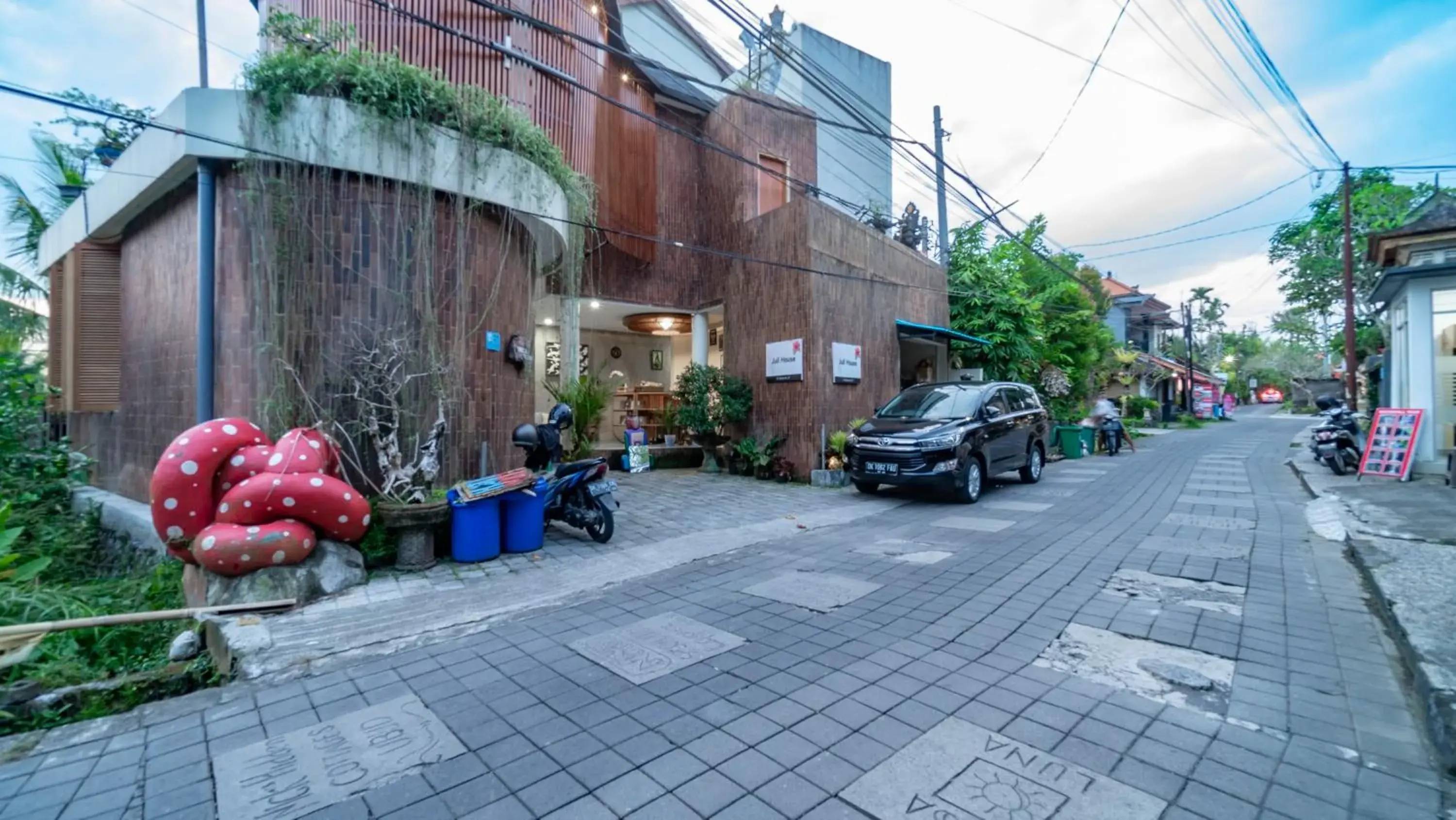 Facade/entrance in Juli House by Mahaputra Facade/entrance in Juli House by Mahaputra