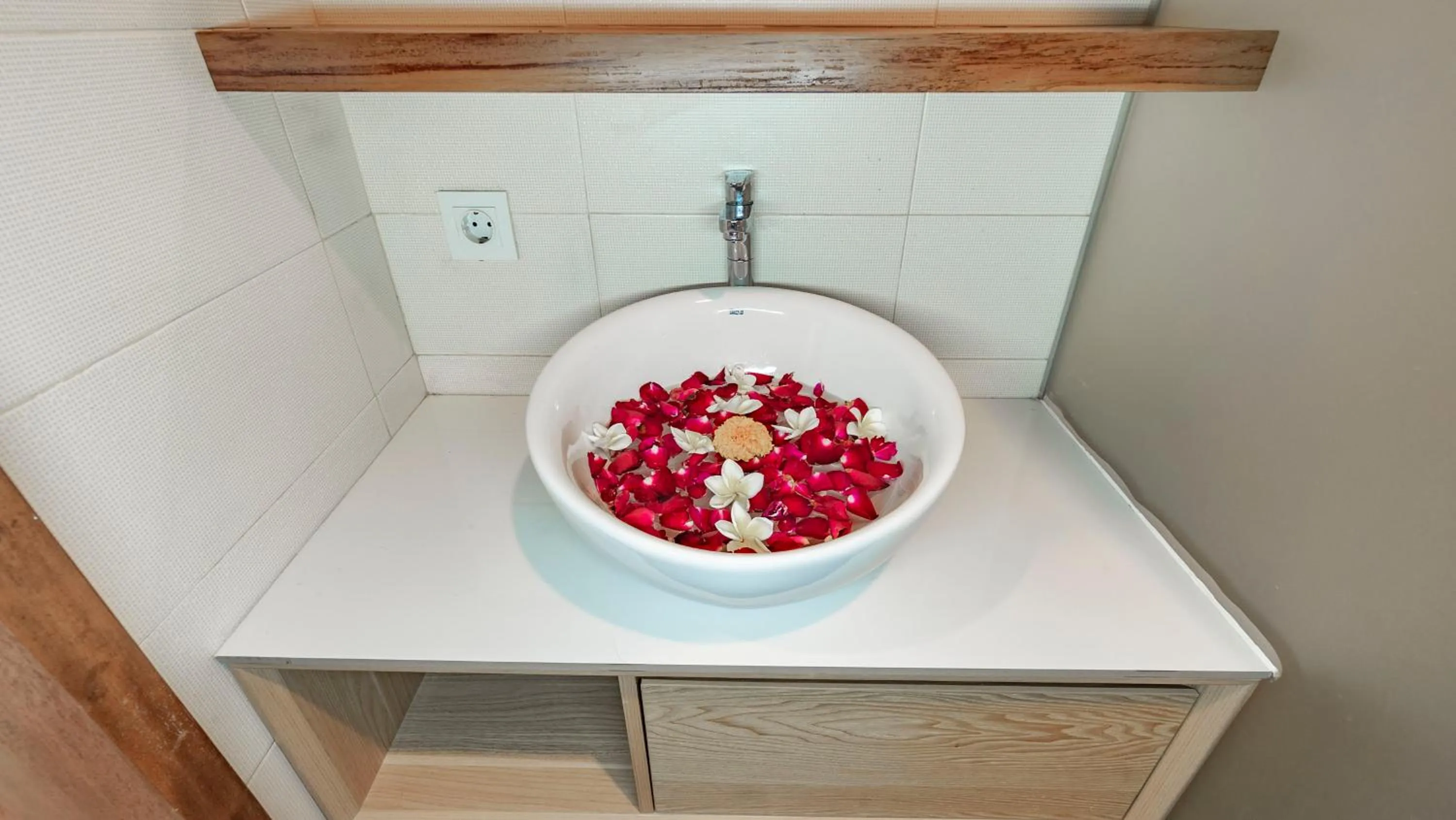 Bathroom in Juli House by Mahaputra