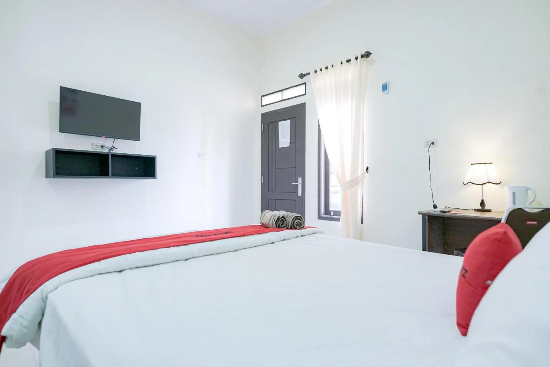 Bedroom, Bed in RedDoorz @ Jalan Urip Sumoharjo Lampung