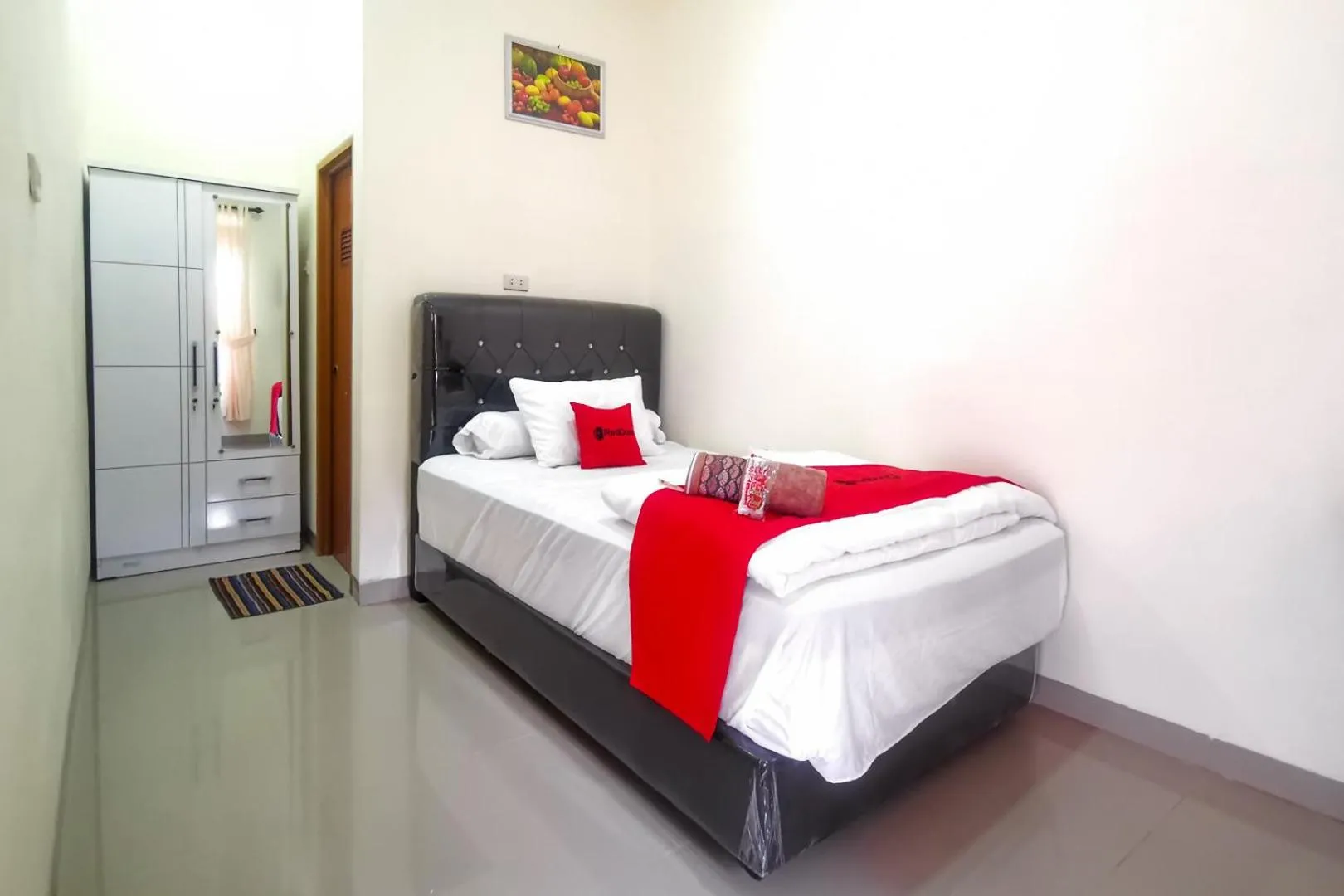 Bedroom, Bed in RedDoorz @ Jalan Urip Sumoharjo Lampung
