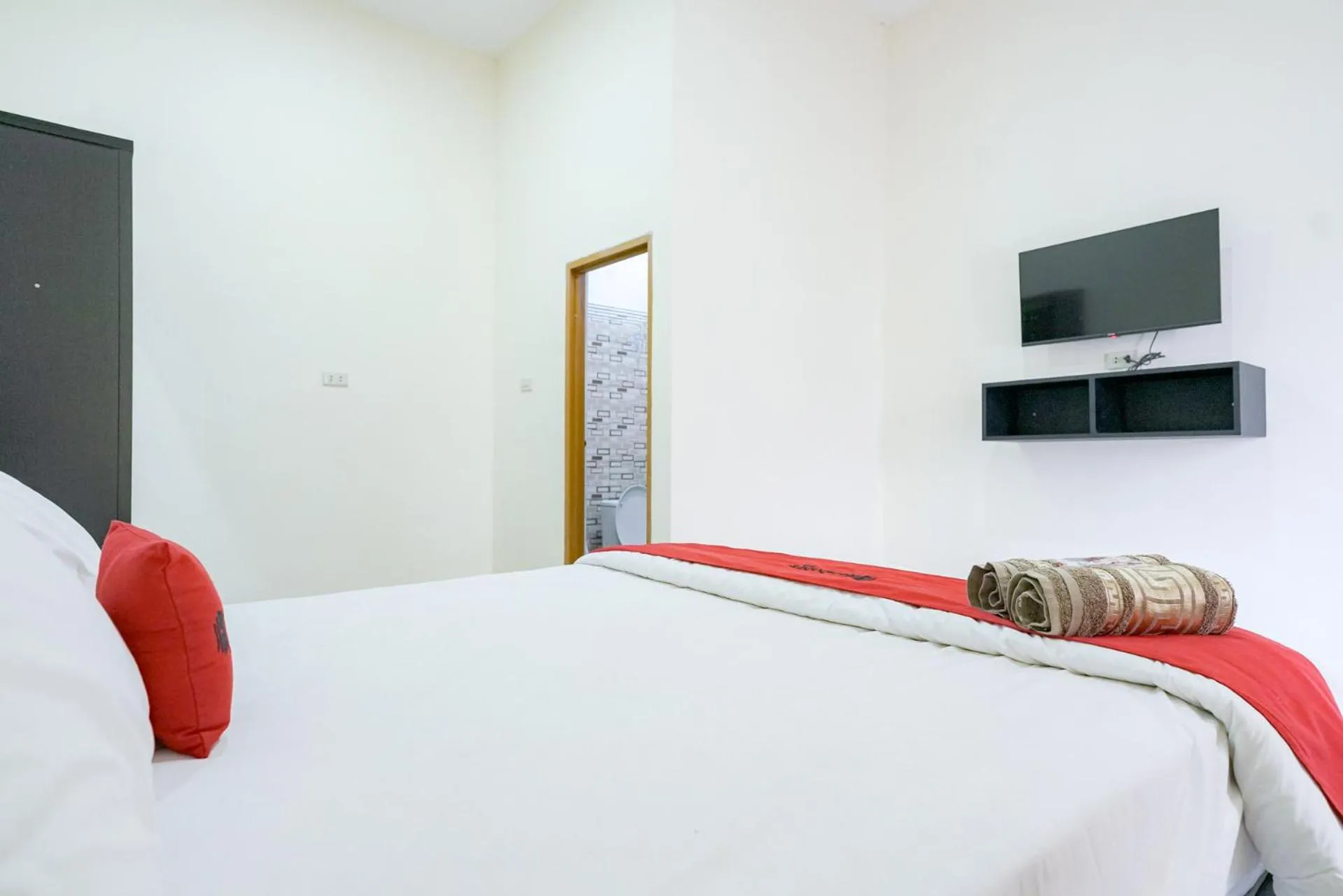 Bedroom, Bed in RedDoorz @ Jalan Urip Sumoharjo Lampung