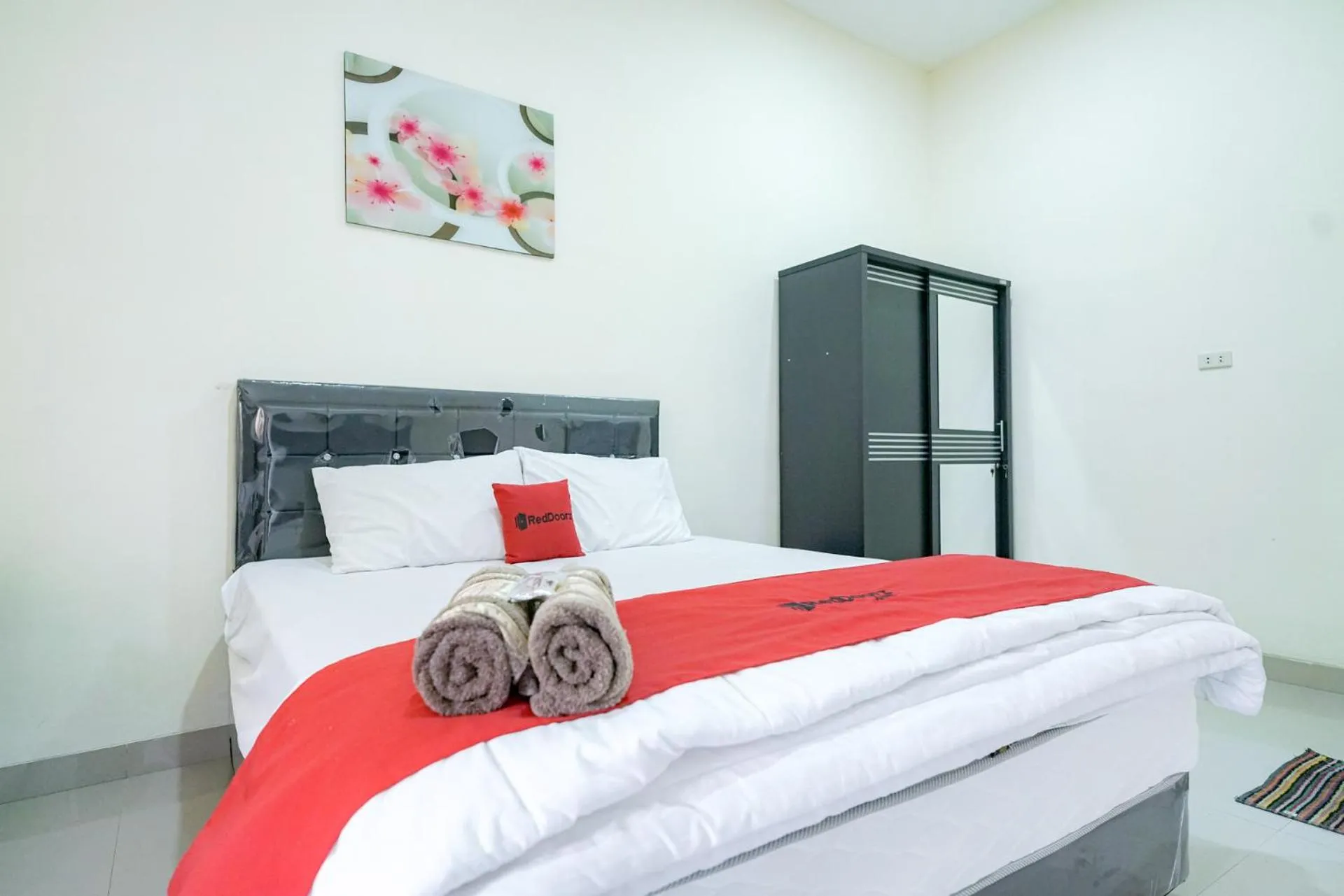 Bedroom, Bed in RedDoorz @ Jalan Urip Sumoharjo Lampung