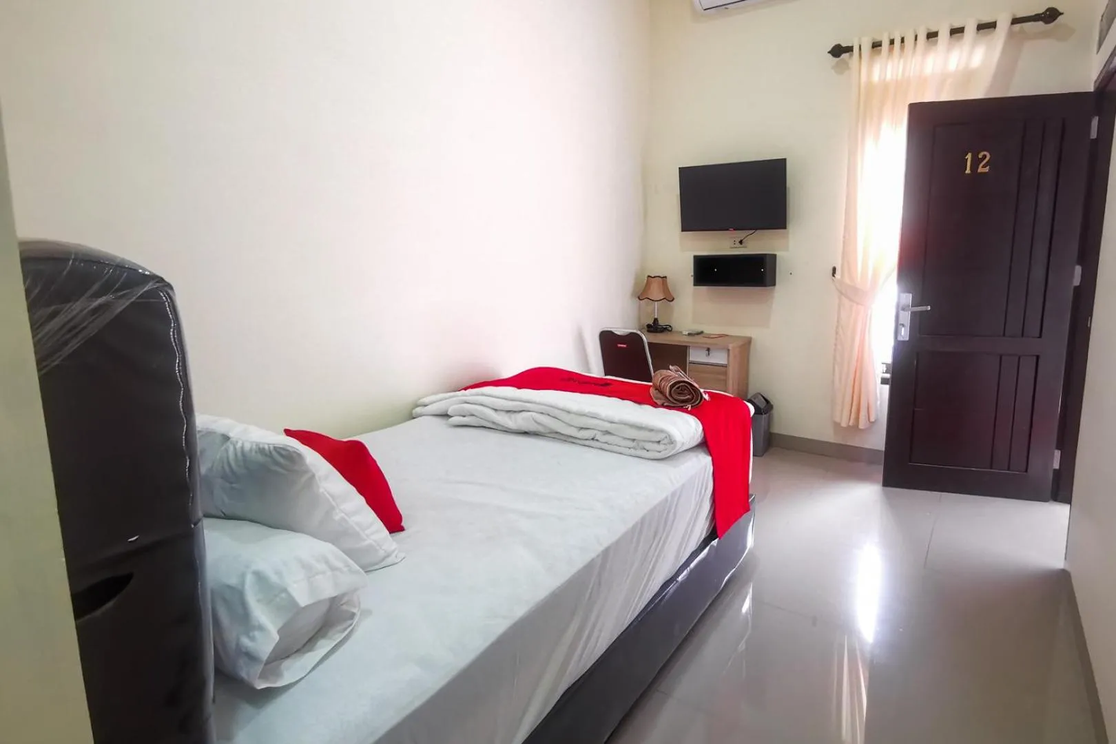 Bedroom, Bed in RedDoorz @ Jalan Urip Sumoharjo Lampung
