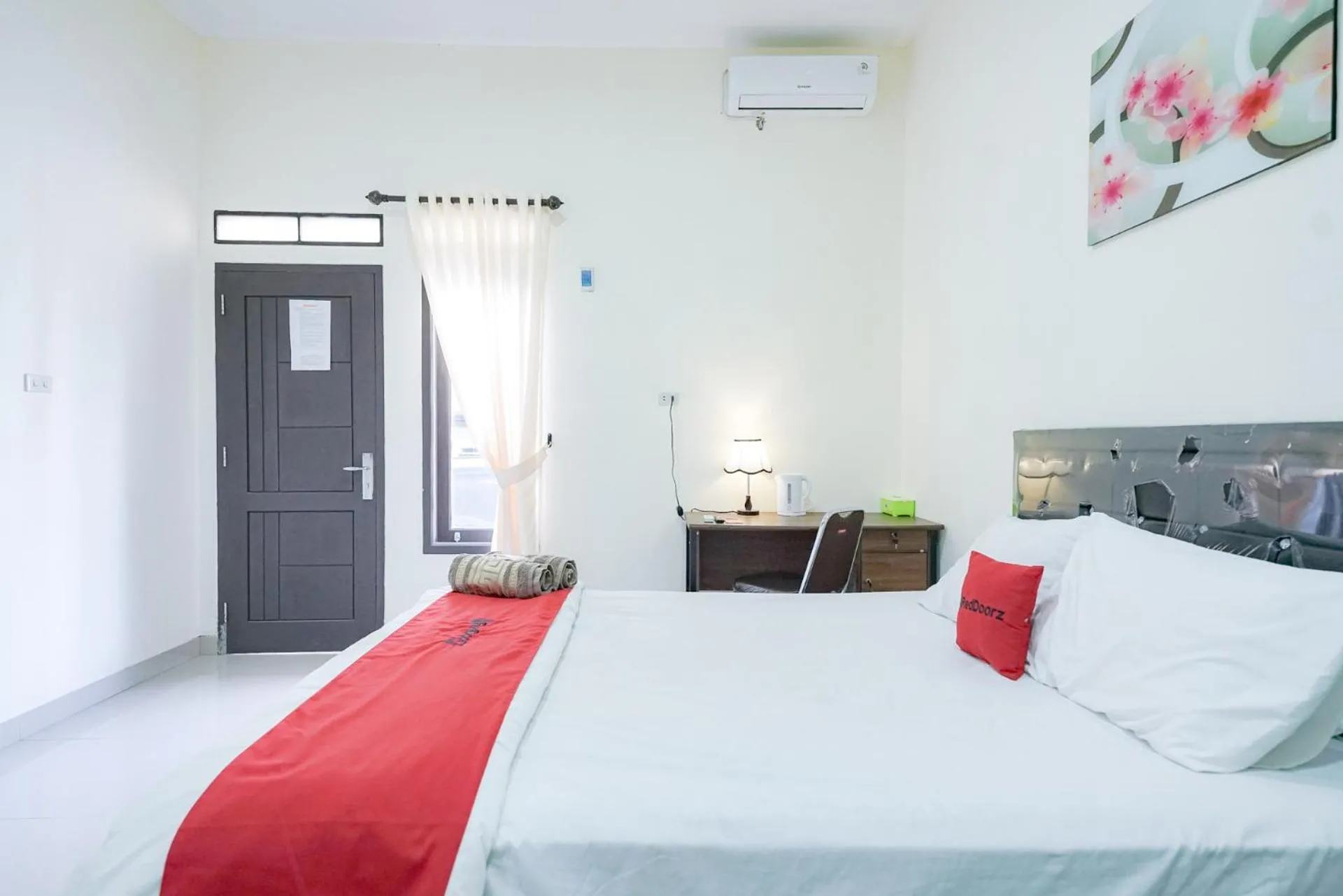 Bedroom, Bed in RedDoorz @ Jalan Urip Sumoharjo Lampung