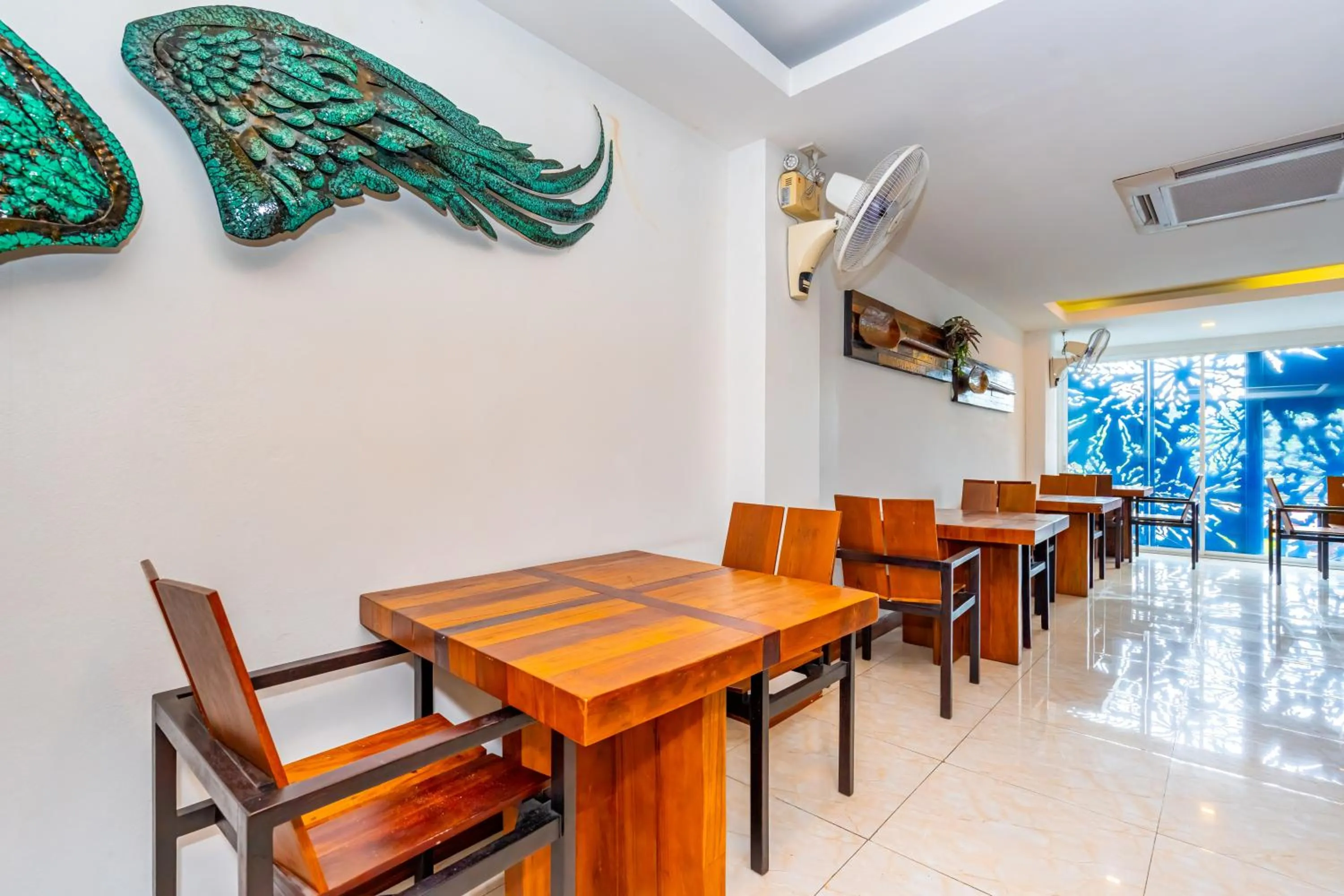 Restaurant/places to eat in The Cheetar Hotel