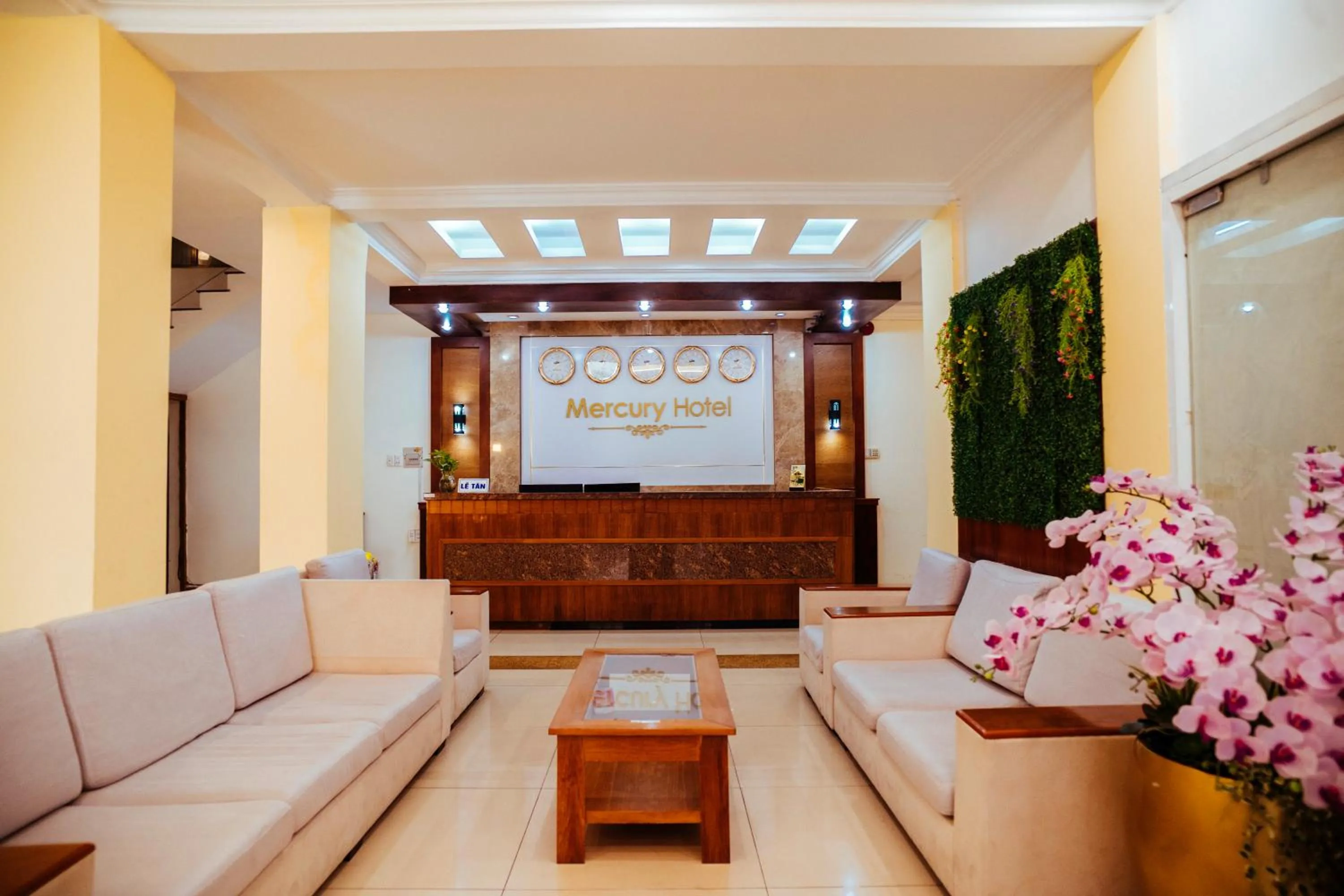 Lobby or reception in Mercury Hotel & Apartment
