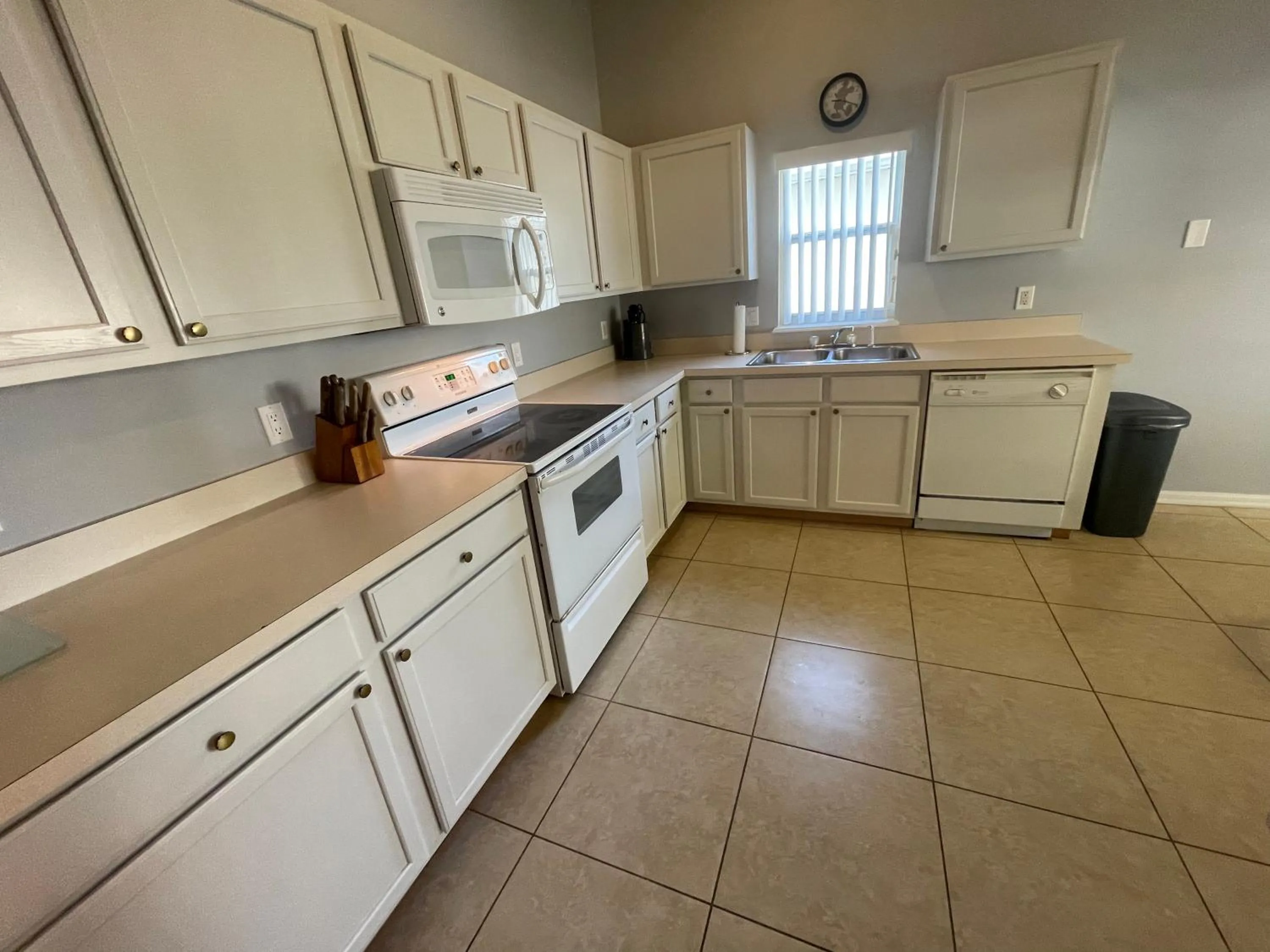 Kitchen or kitchenette in 3 Bedroom Villa with Poolside Cinema and Games Room Close to theme Parks sleeps 6 plus 2