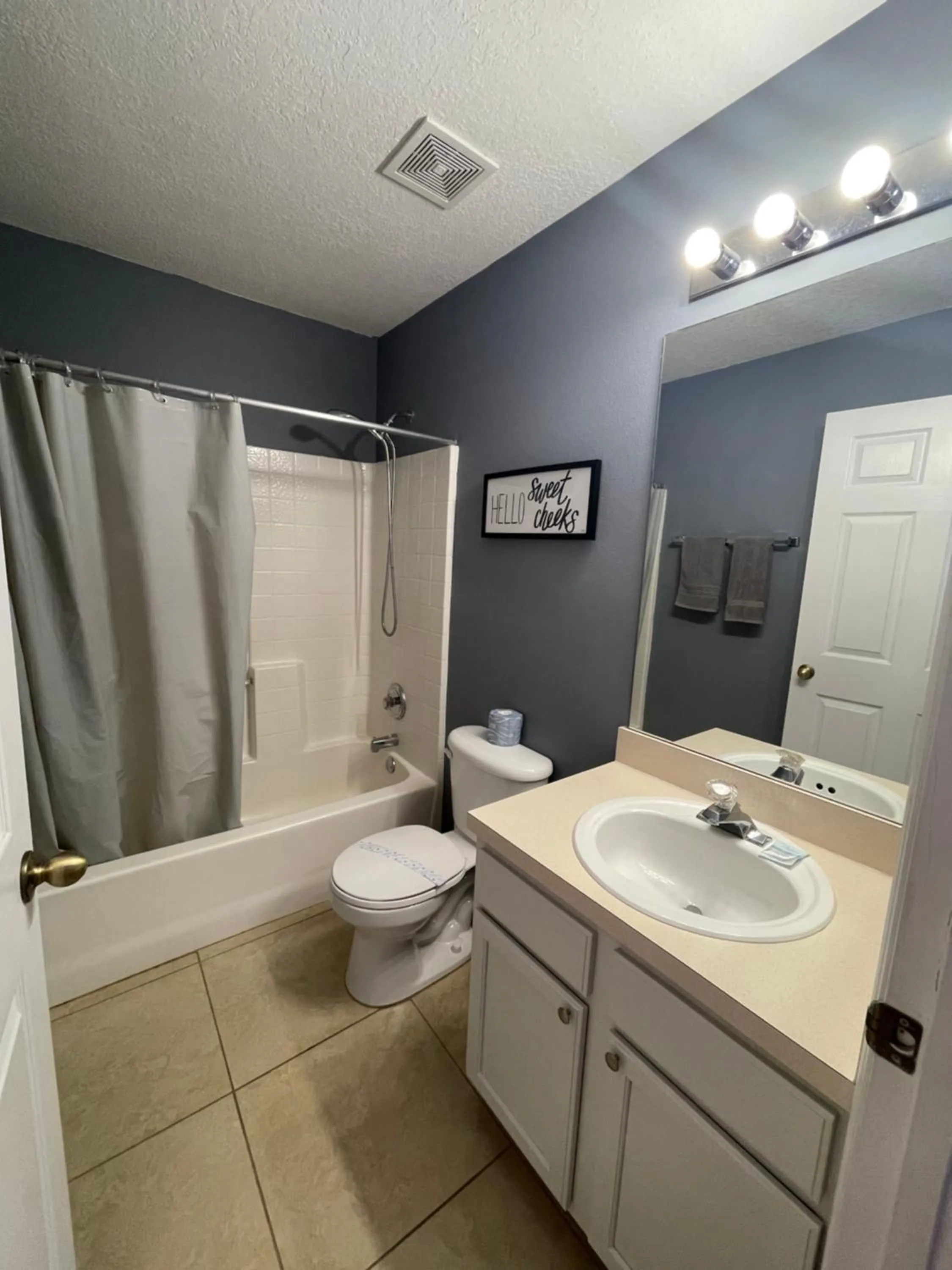 Bathroom in 3 Bedroom Villa with Poolside Cinema and Games Room Close to theme Parks sleeps 6 plus 2