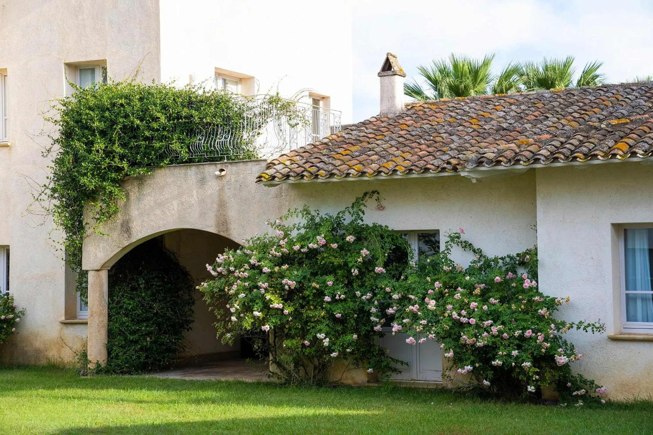 Property building in Tartheshotel