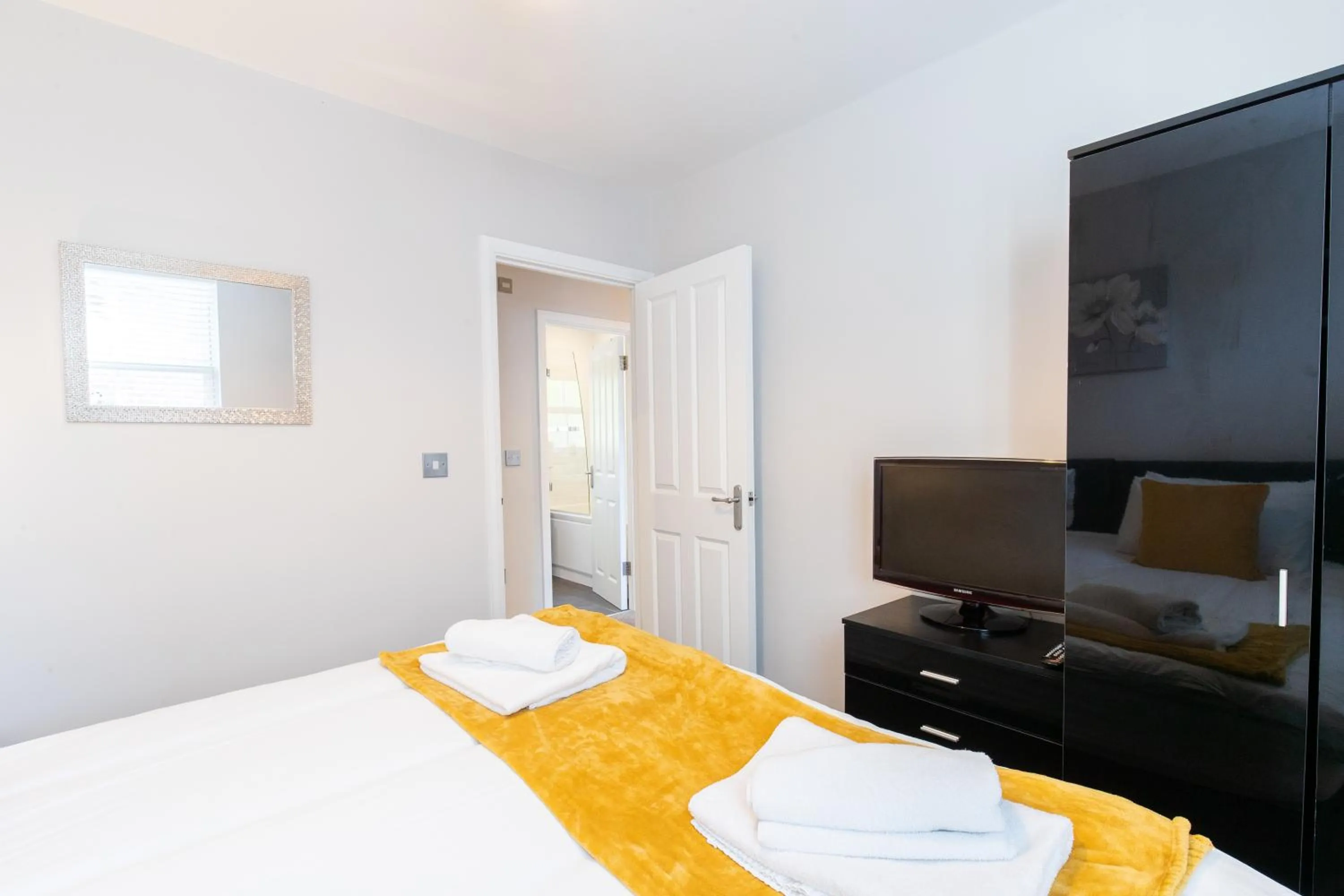 Bedroom, Bed in Velvet 2-bedroom apartment, Brewery Road, Hoddesdon