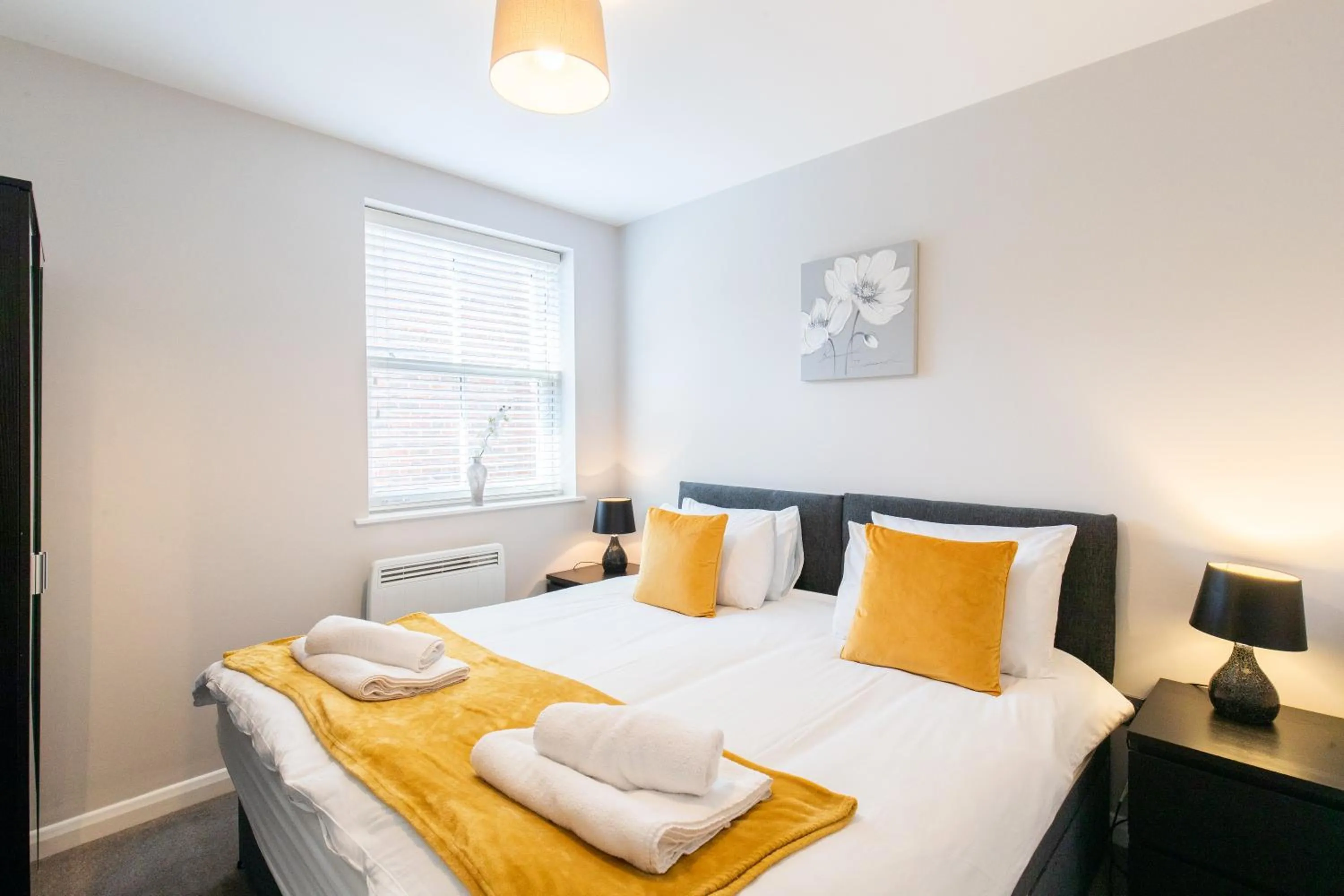 Bedroom, Bed in Velvet 2-bedroom apartment, Brewery Road, Hoddesdon
