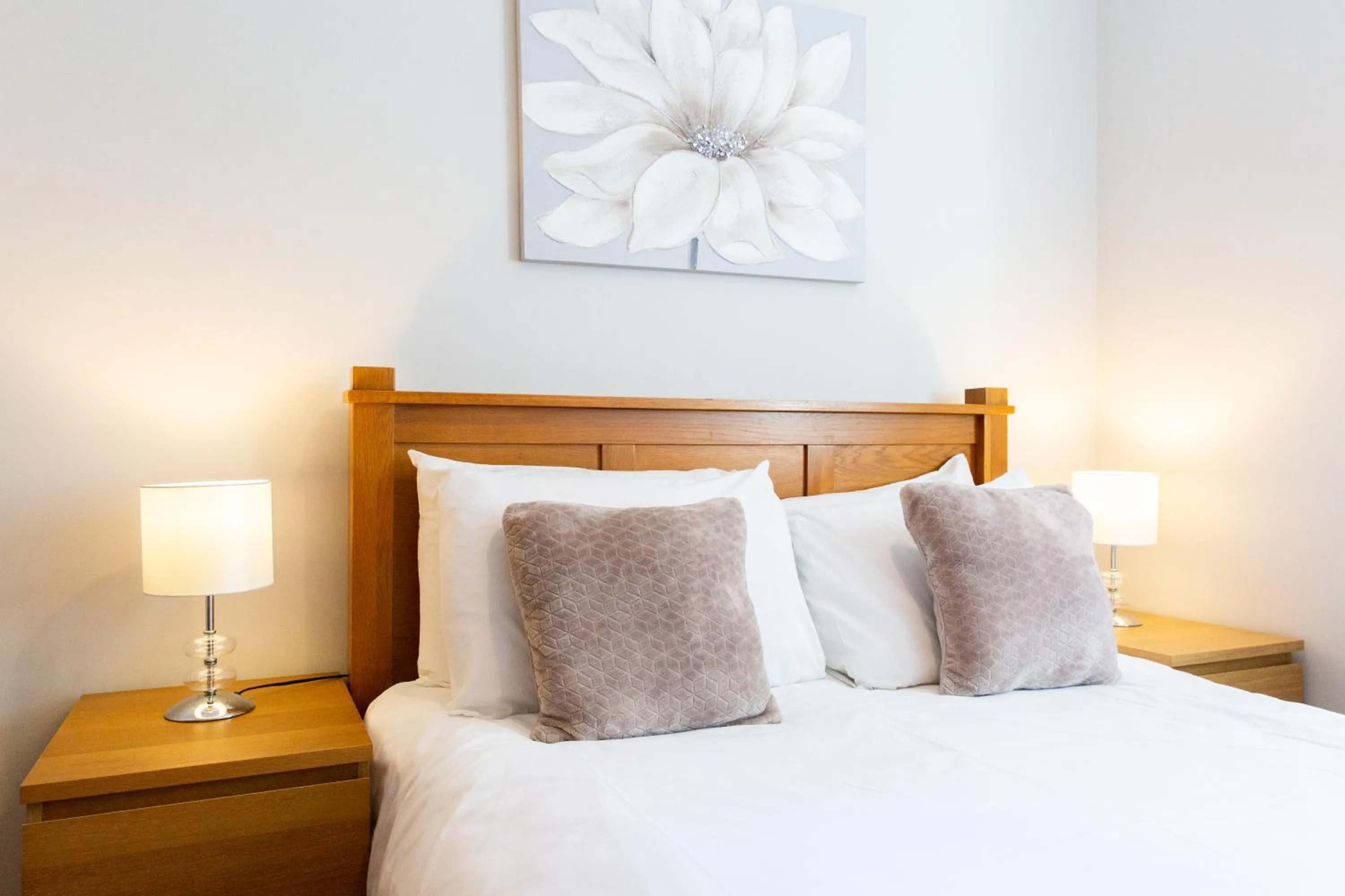 Bedroom, Bed in Velvet 2-bedroom apartment, Brewery Road, Hoddesdon