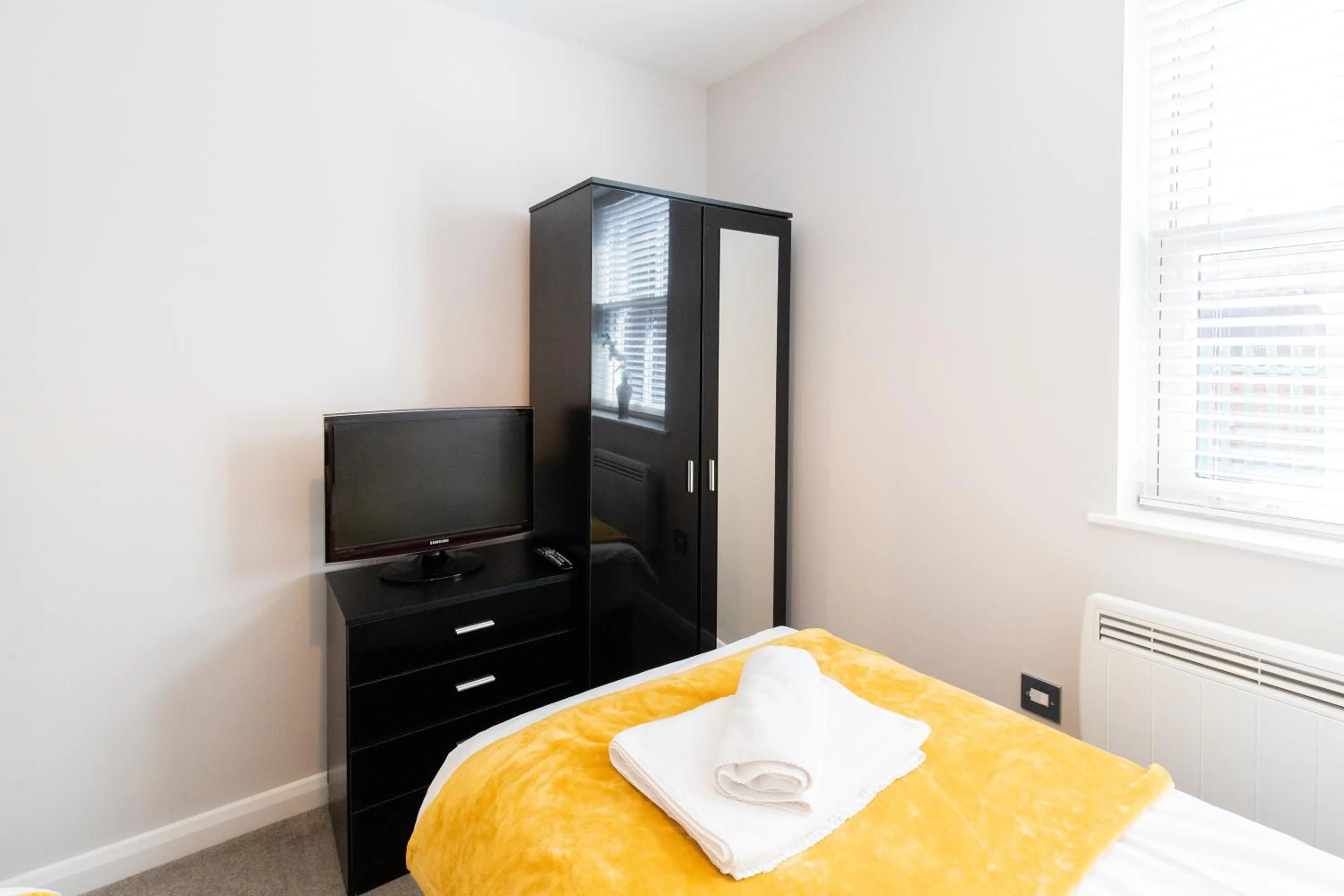 Bedroom, Bed in Velvet 2-bedroom apartment, Brewery Road, Hoddesdon