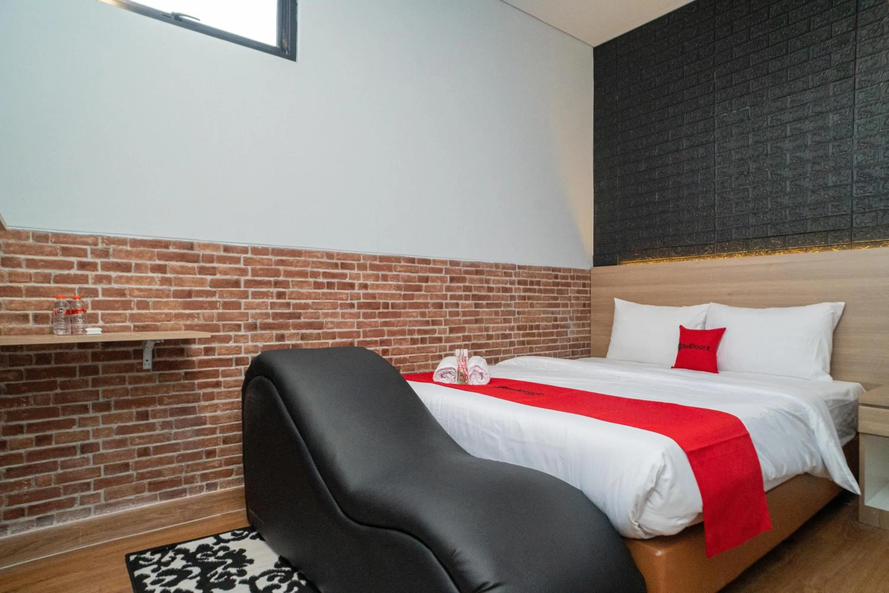 Bed in RedDoorz at Golden Averis Cibuluh Bogor