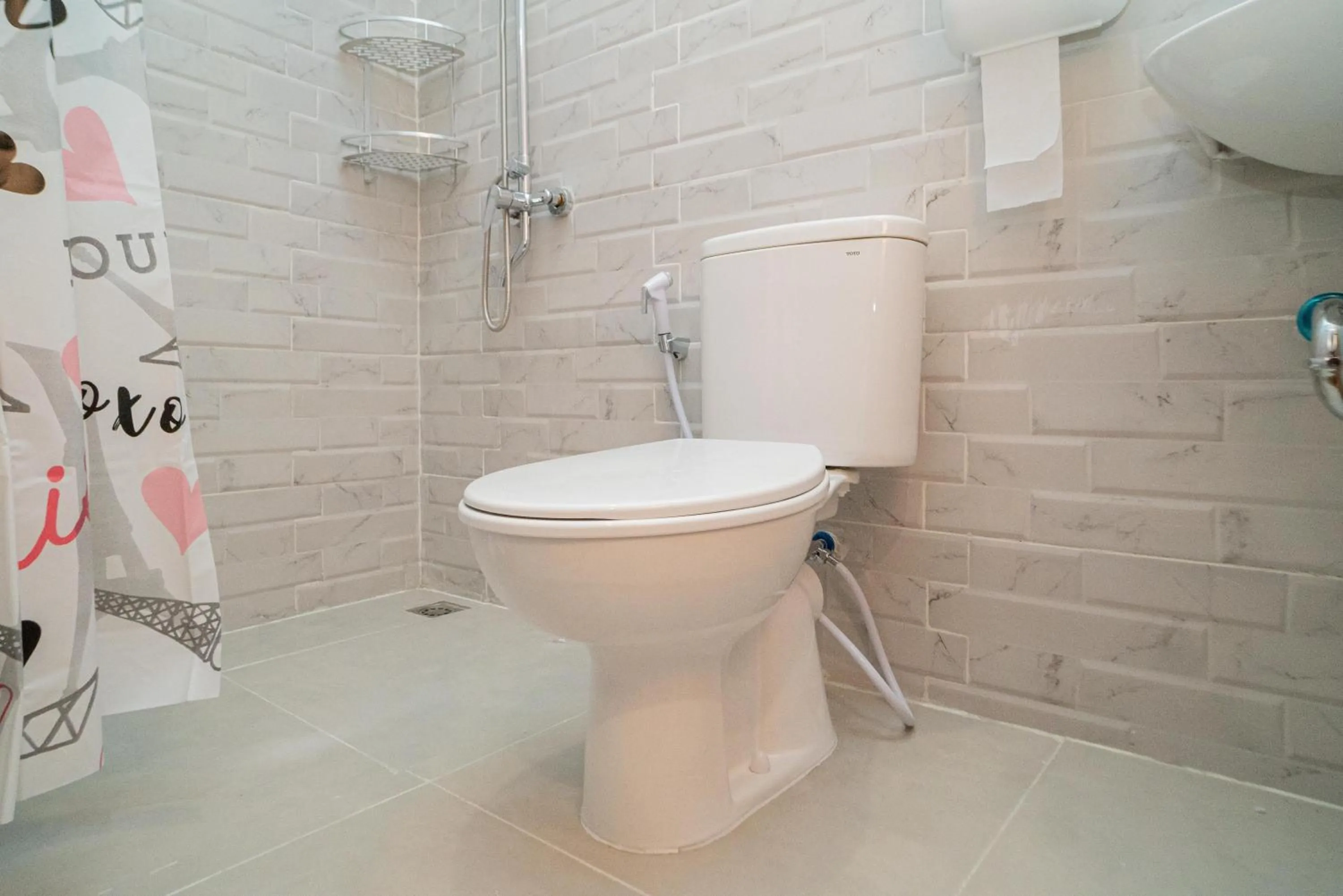 Bathroom in RedDoorz at Golden Averis Cibuluh Bogor