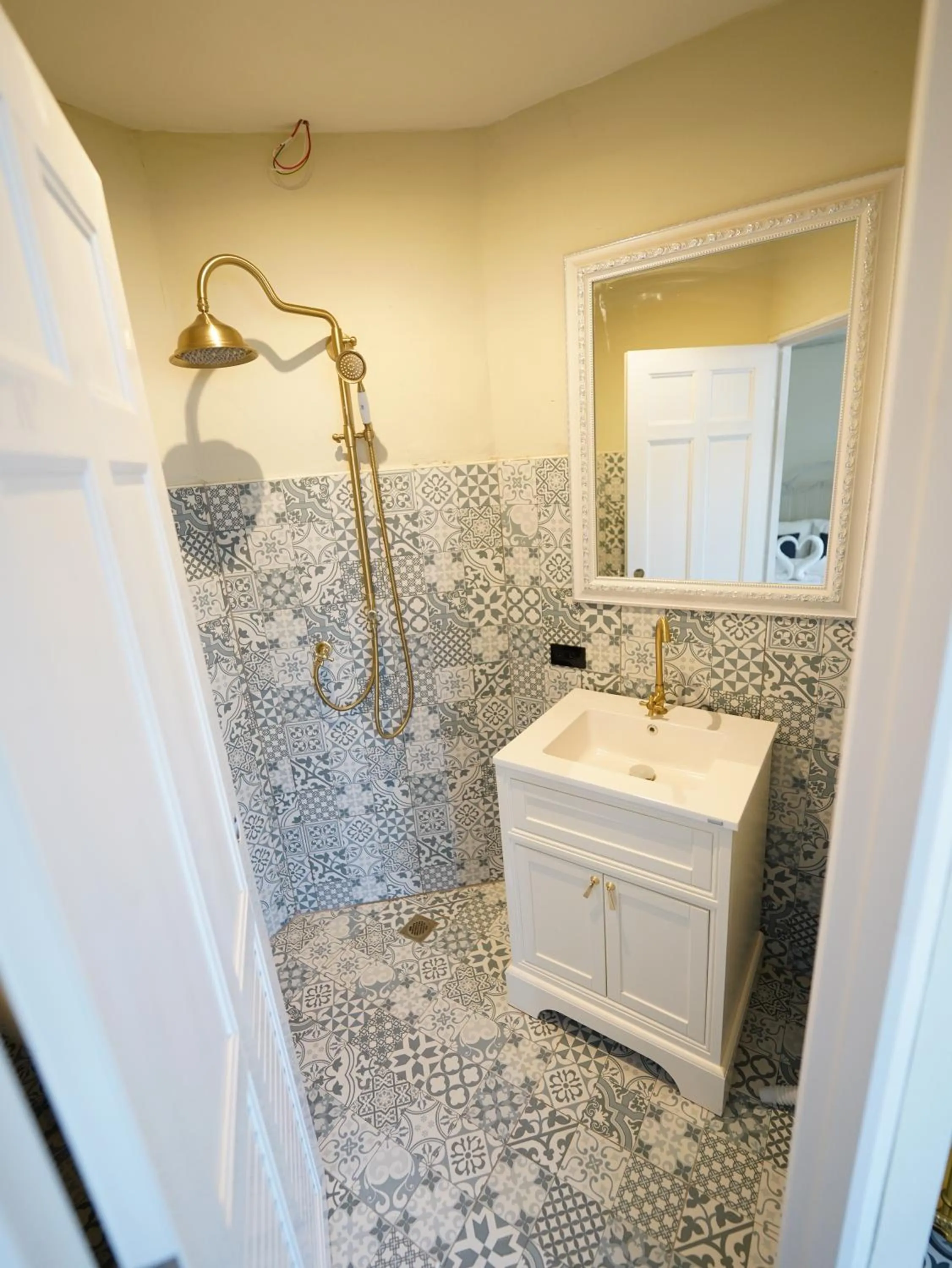 Toilet in 2499 Heritage Chinatown Bangkok Hotel By RoomQuest