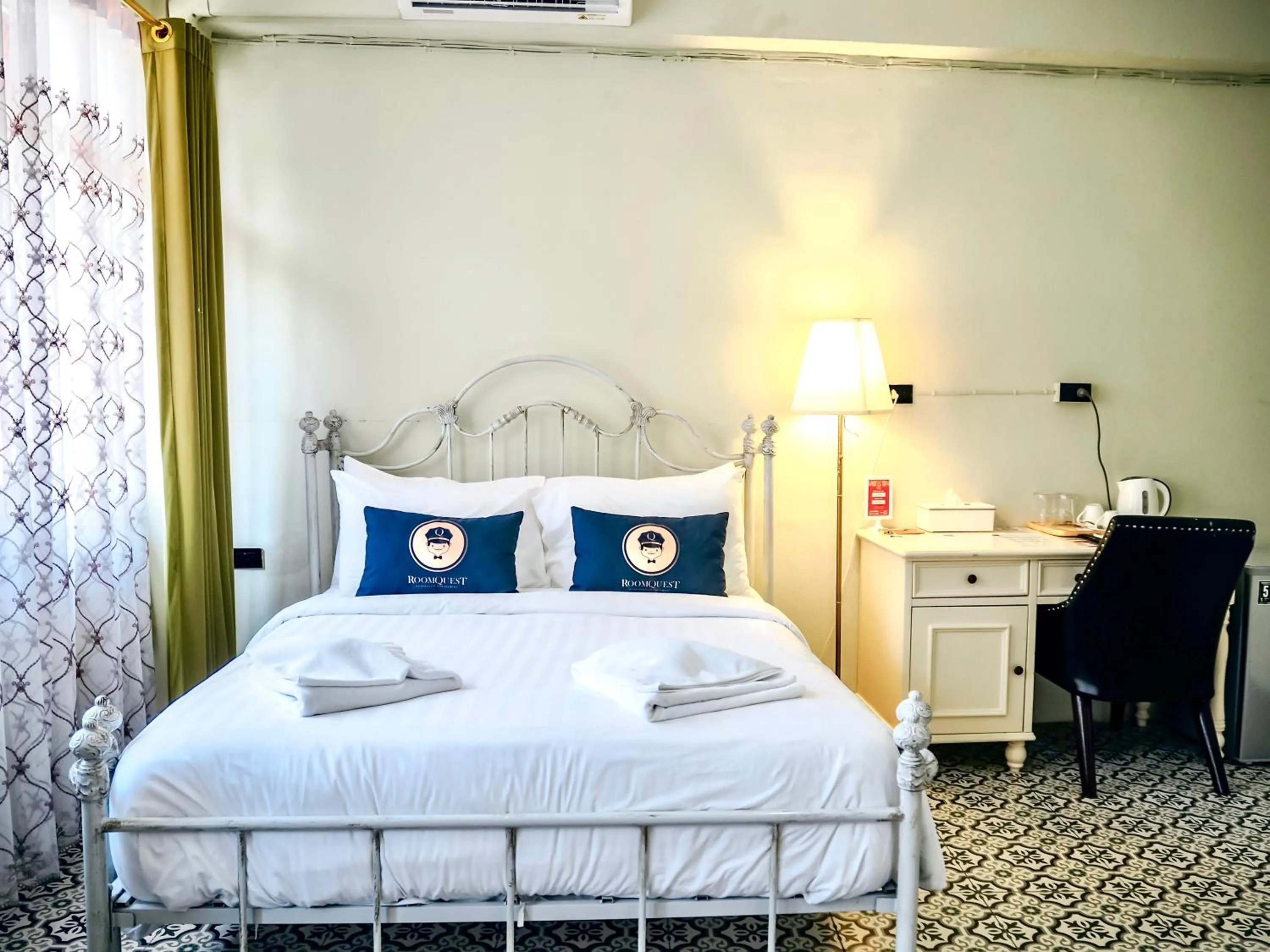 Bedroom in 2499 Heritage Chinatown Bangkok Hotel By RoomQuest