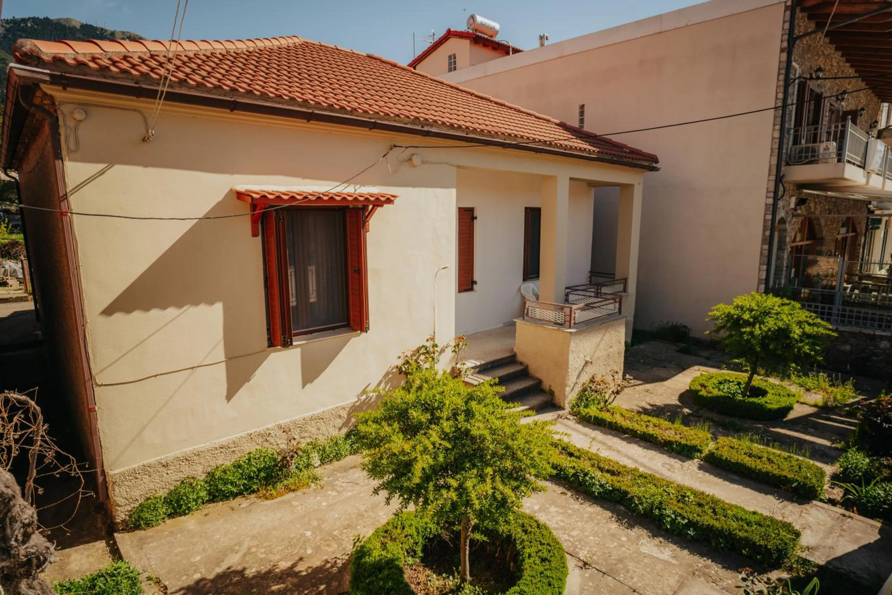 Property building in Kalavrita downtown 3 bedrm house for 6 pers by MPS