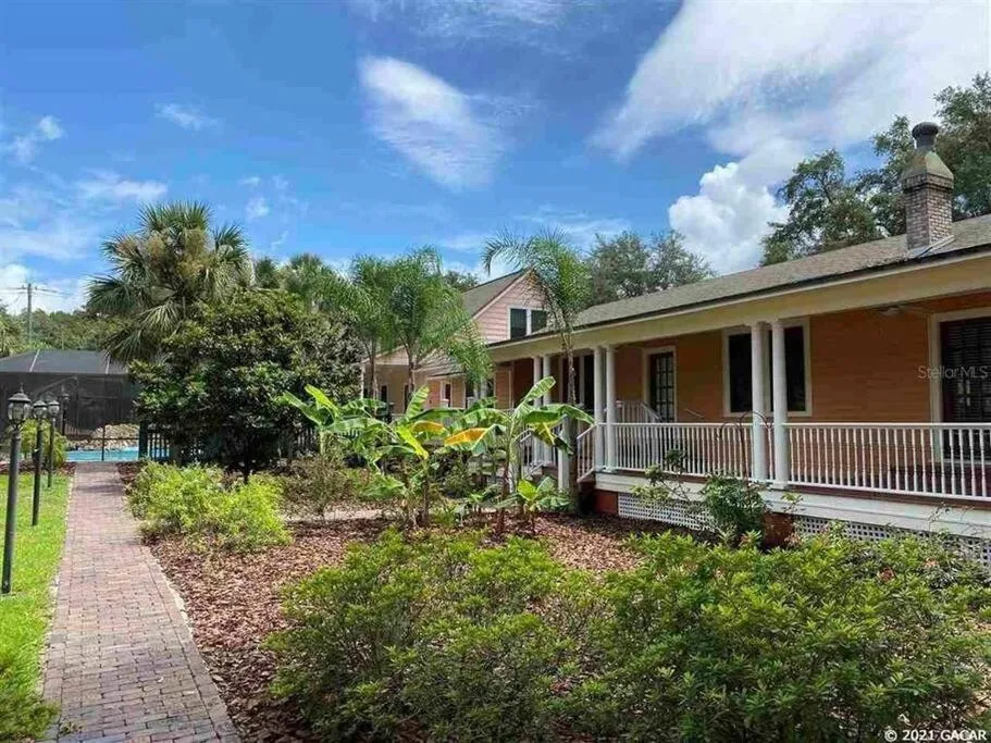 Property building in University House - 8 Bedrooms Walk to UF / Stadium