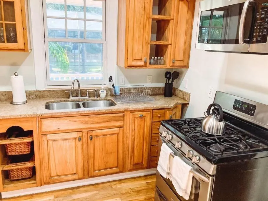Kitchen or kitchenette in University House - 8 Bedrooms Walk to UF / Stadium