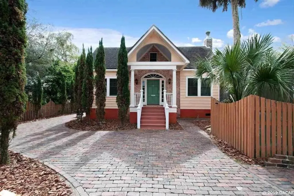 Property building in University House - 8 Bedrooms Walk to UF / Stadium