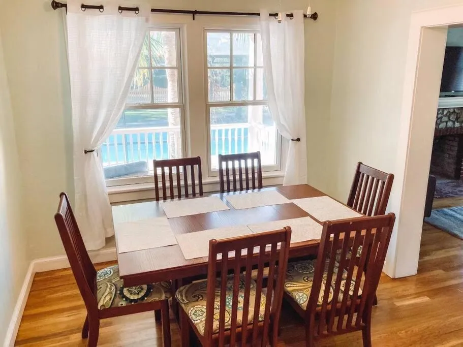 Dining area in University House - 8 Bedrooms Walk to UF / Stadium