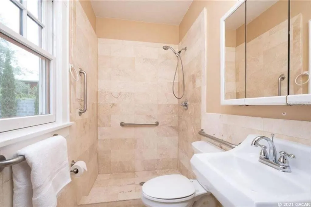 Shower in University House - 8 Bedrooms Walk to UF / Stadium