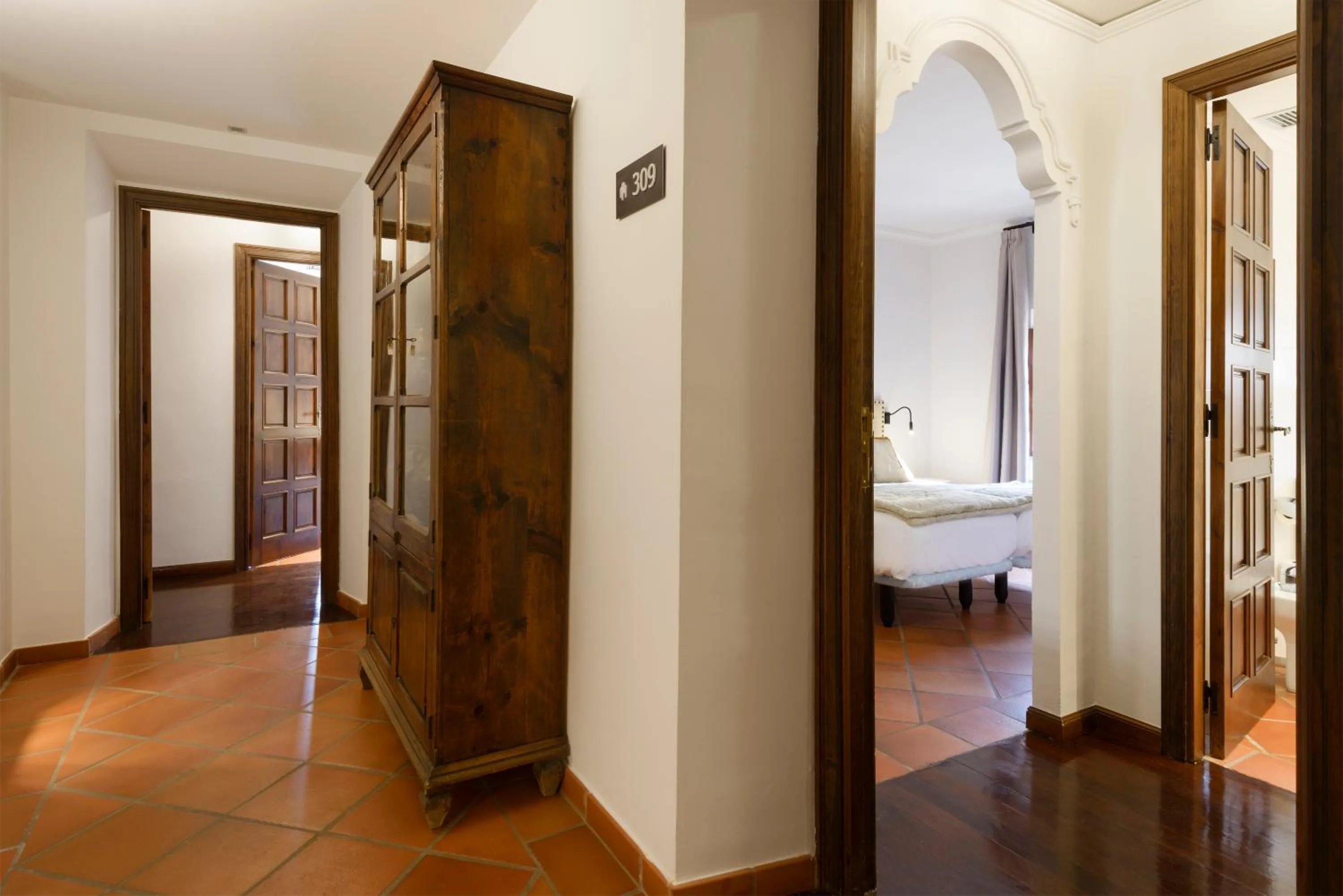 Communal lounge/ TV room, Bed in Hotel Palacio Matutano-Daudén