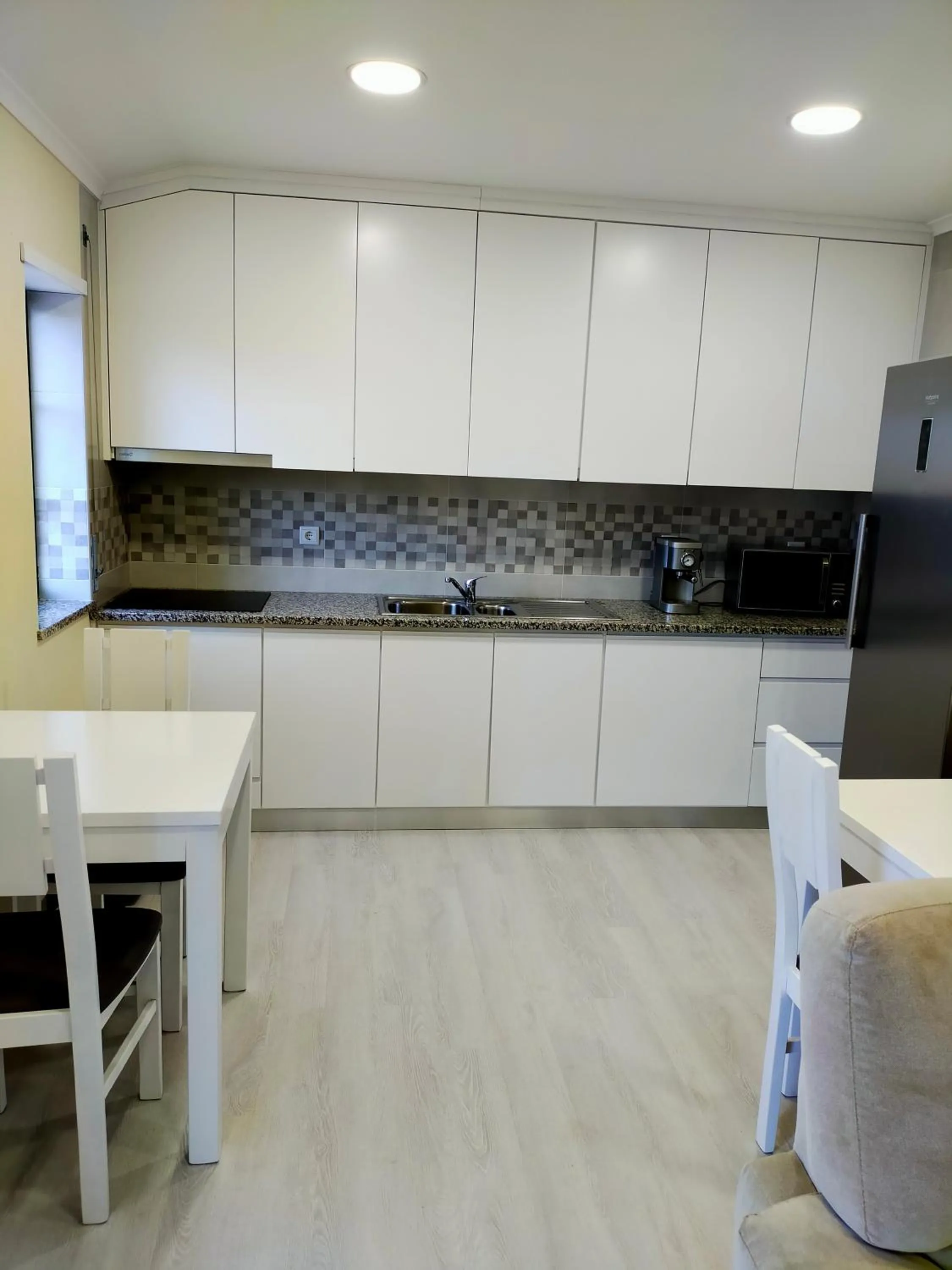 Communal kitchen in Brisa Do Mar - Consolação