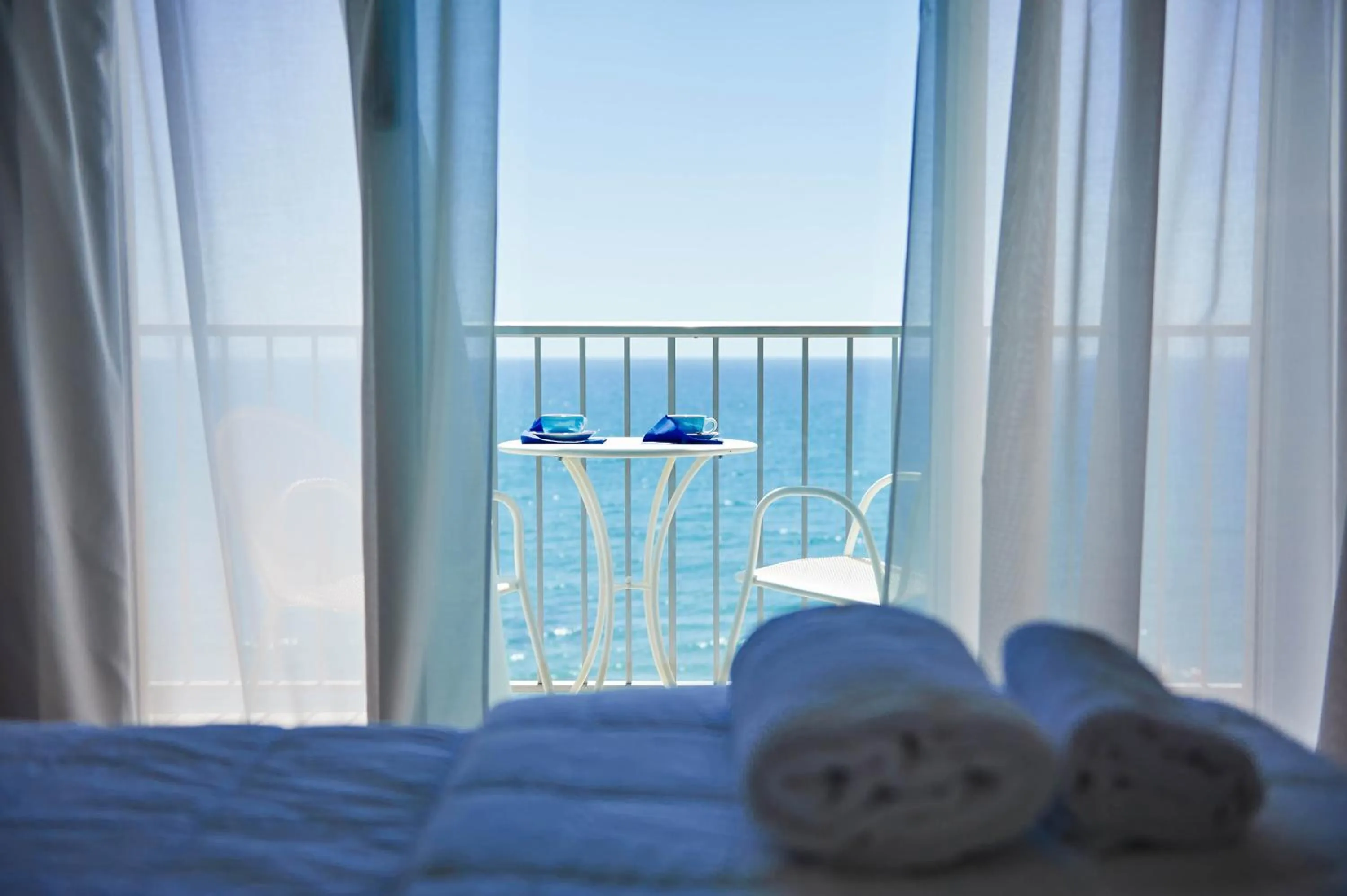 Balcony/Terrace, Bed in Hotel Croce Di Malta