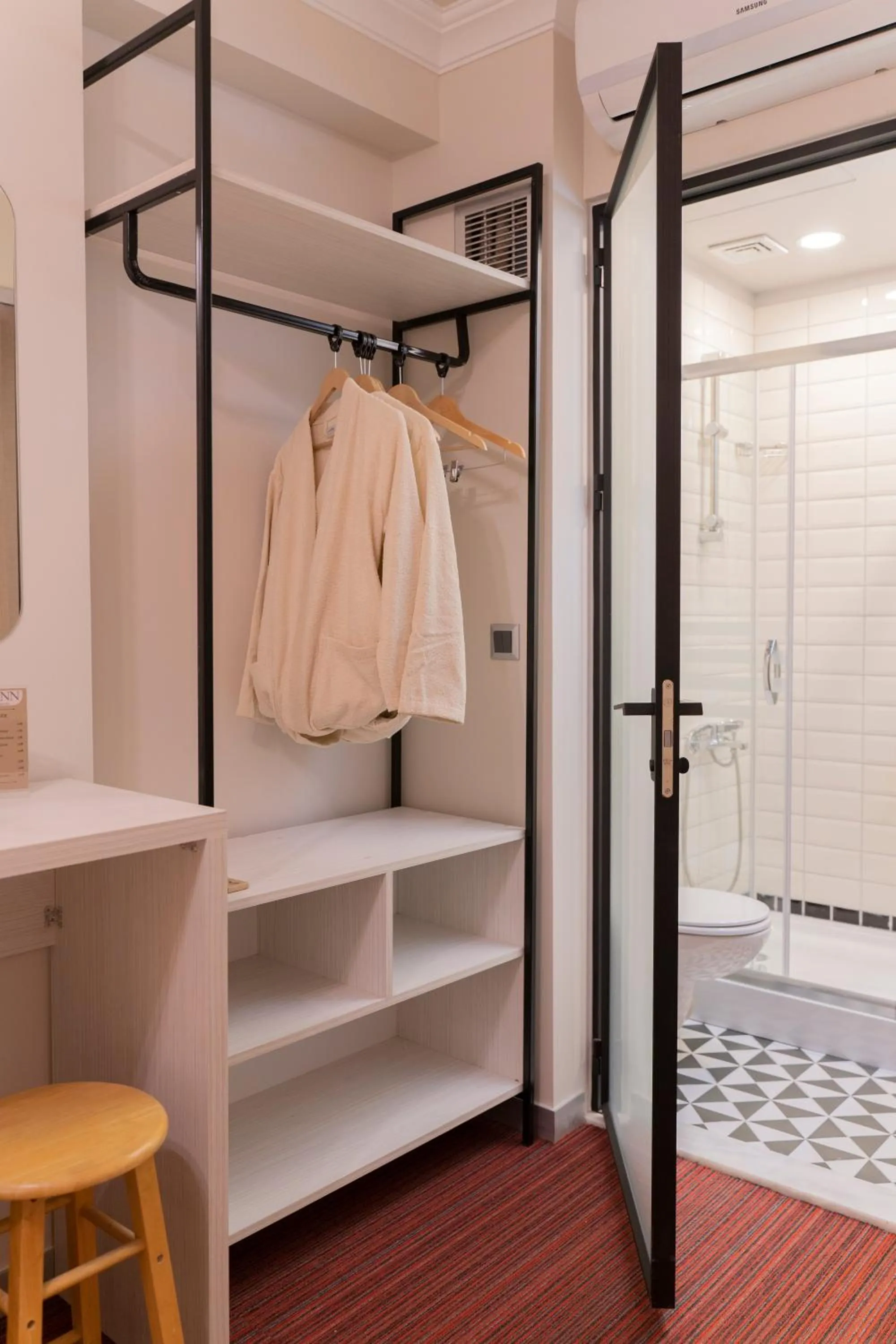 Shower, Bed in Rafinn Hotel