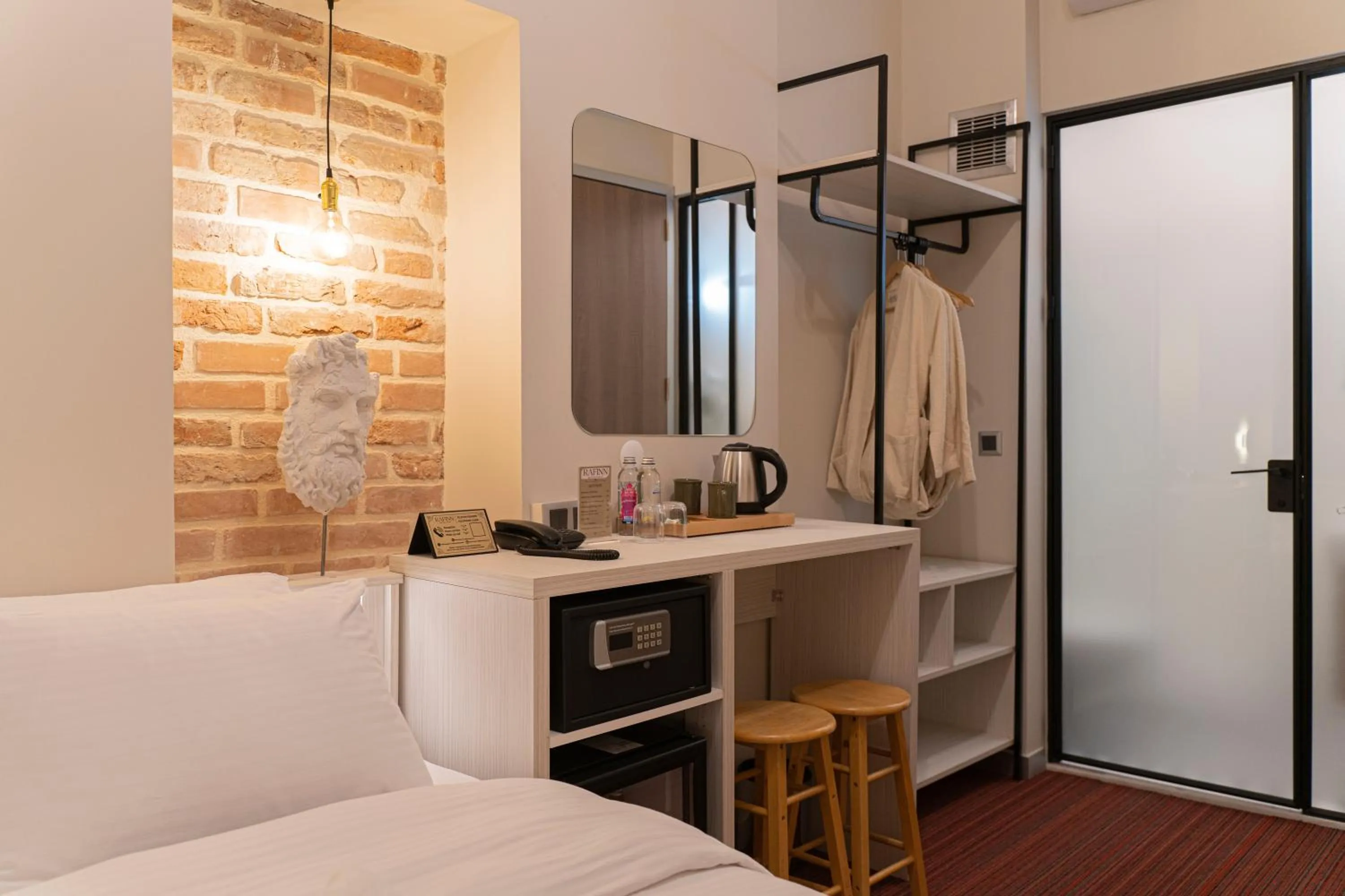 wardrobe, Bed in Rafinn Hotel