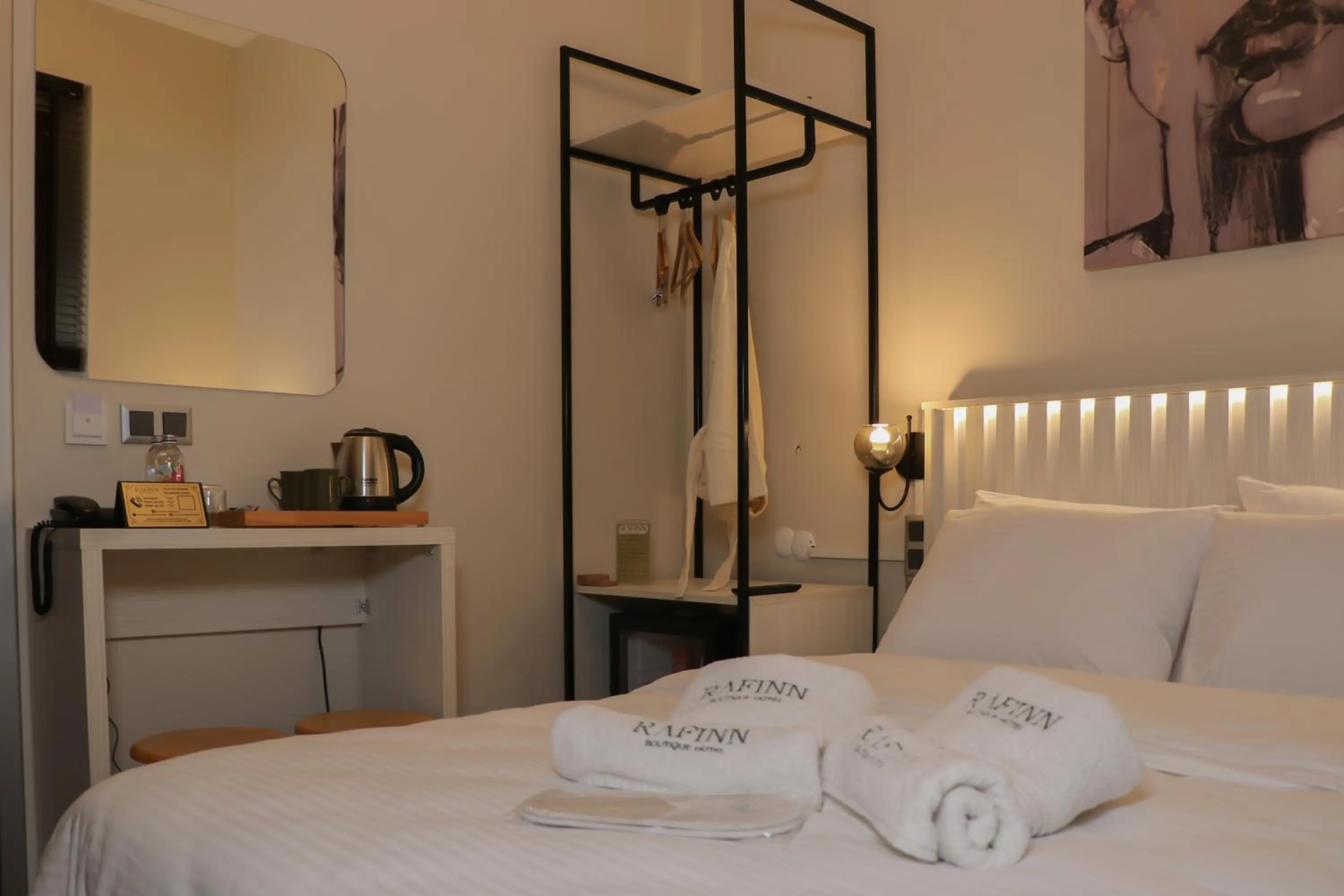 wardrobe, Bed in Rafinn Hotel