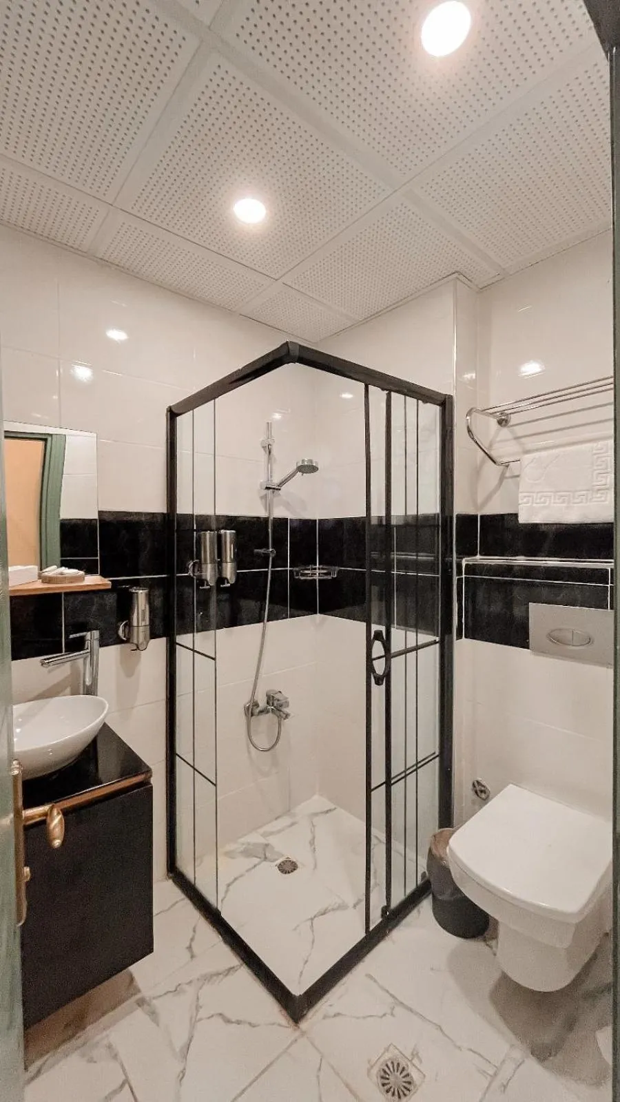 Shower in Rafinn Hotel