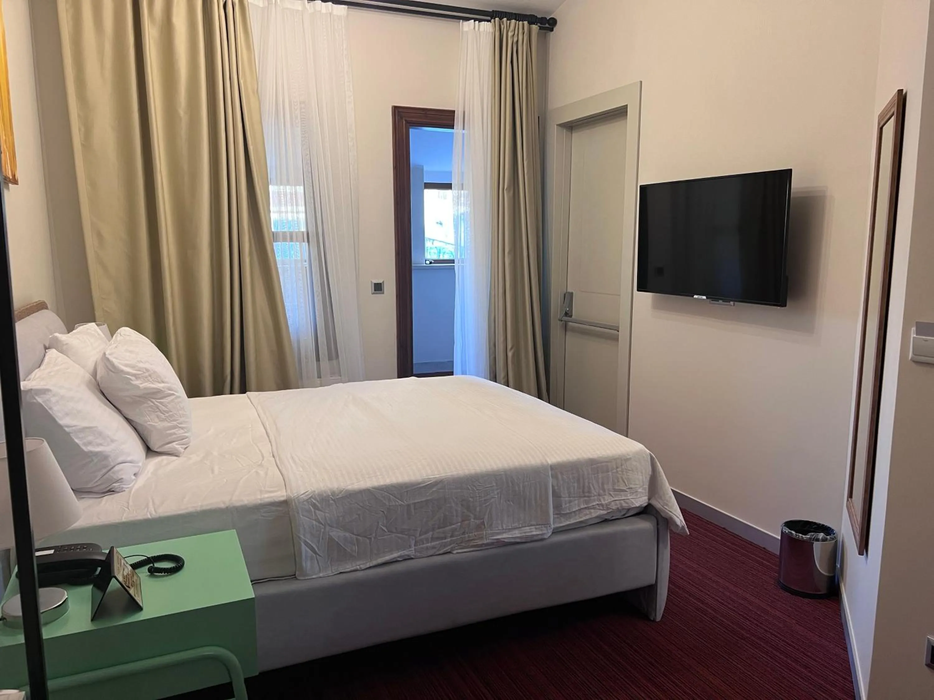 TV and multimedia, Bed in Rafinn Hotel