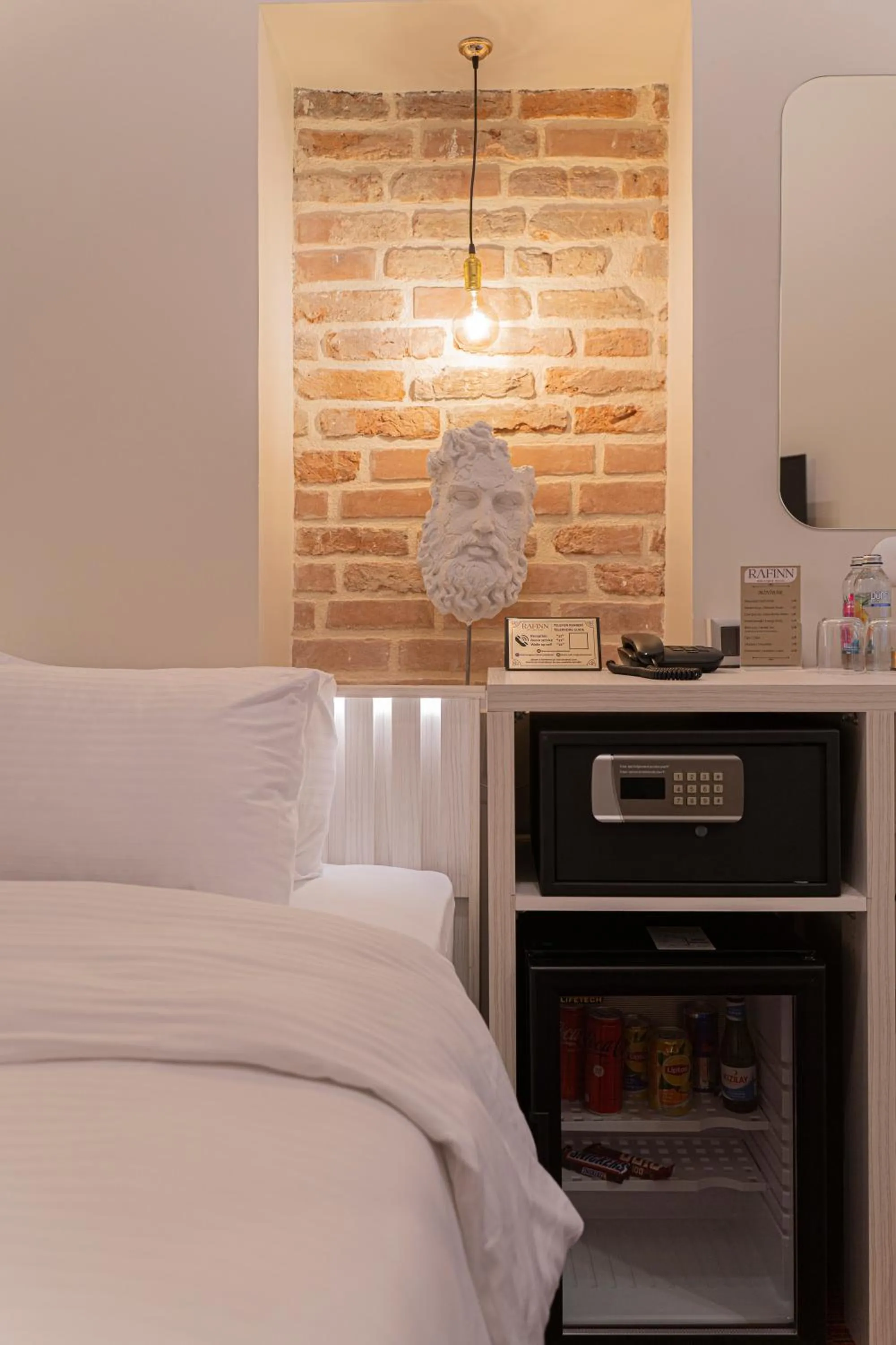 safe, Bed in Rafinn Hotel