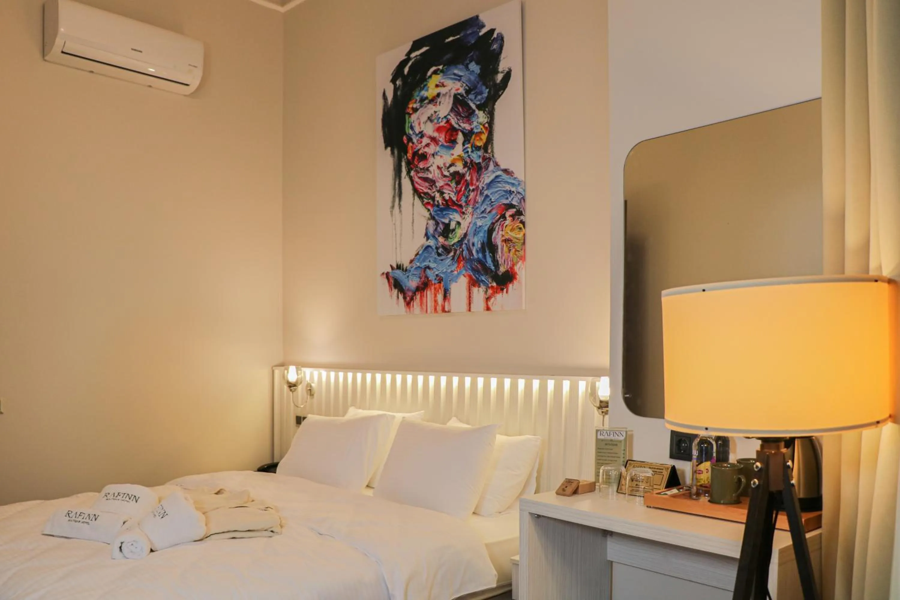 Text overlay, Bed in Rafinn Hotel