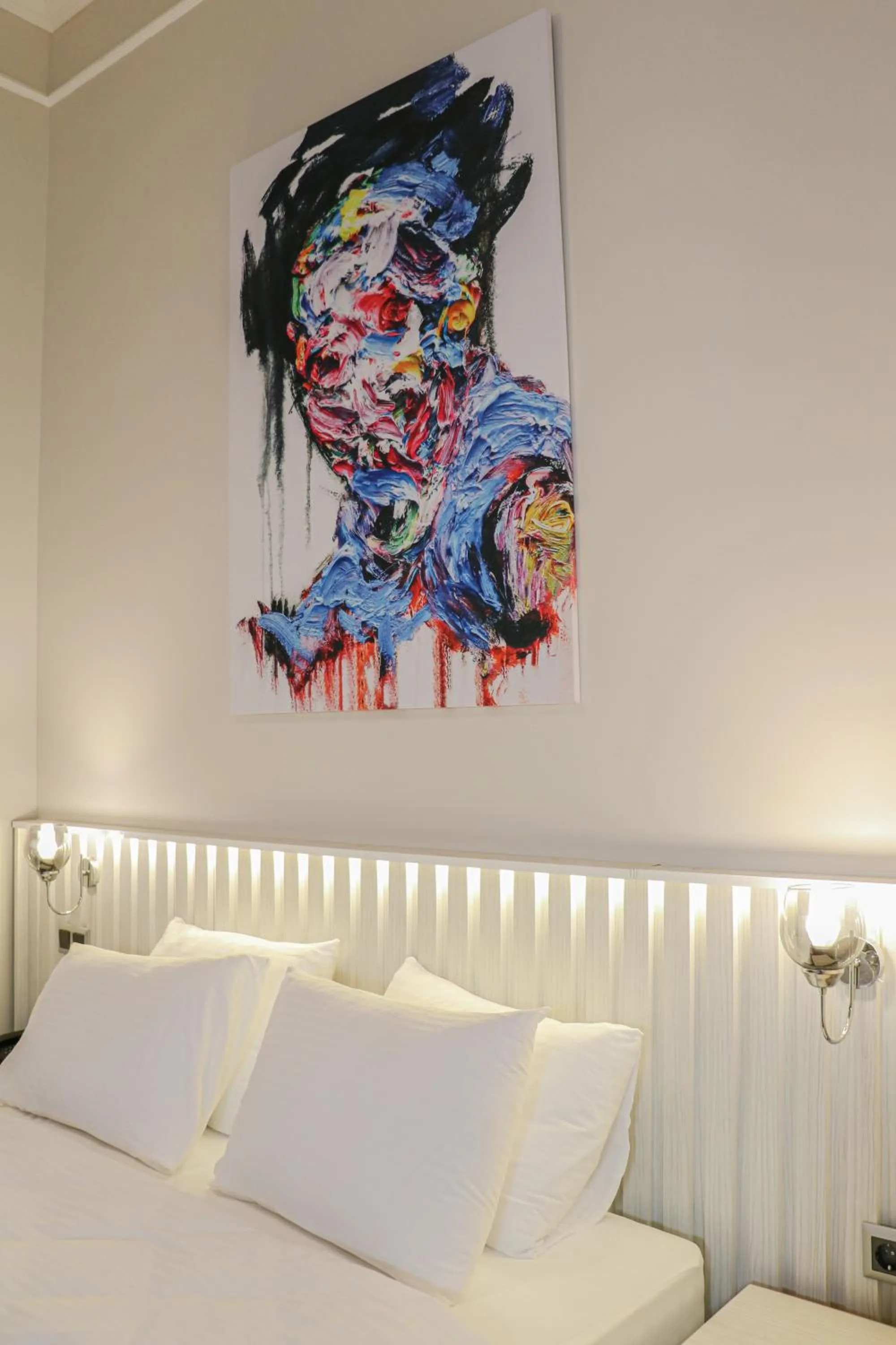 Text overlay, Bed in Rafinn Hotel