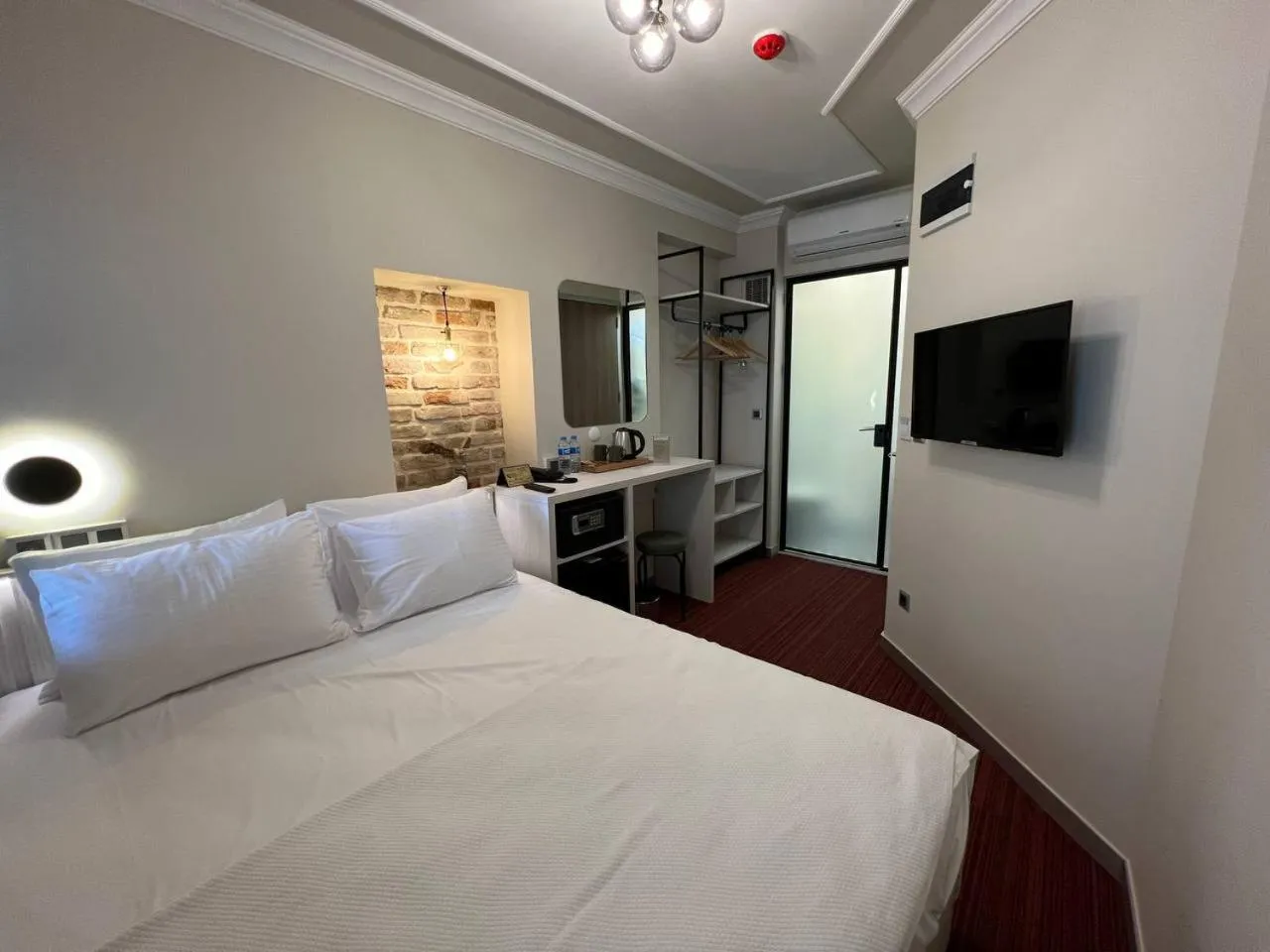 TV and multimedia, Bed in Rafinn Hotel