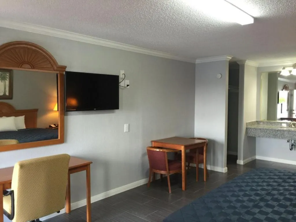 TV/Entertainment Center in Best Way Inn Houston