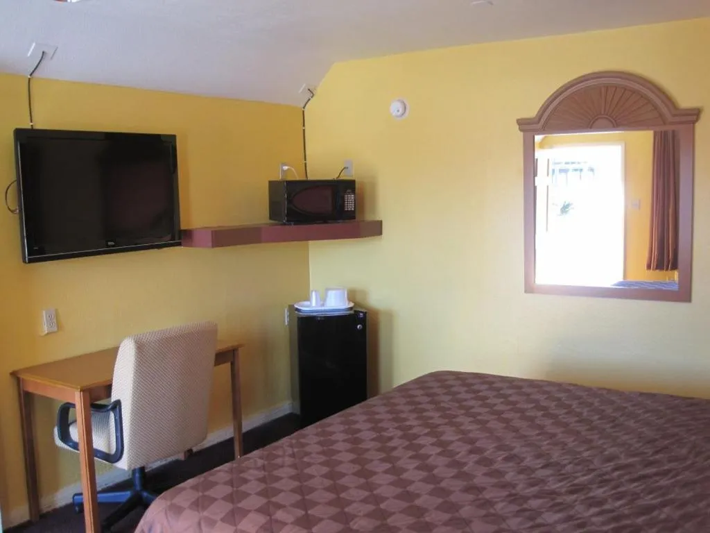 TV/Entertainment Center in Best Way Inn Houston